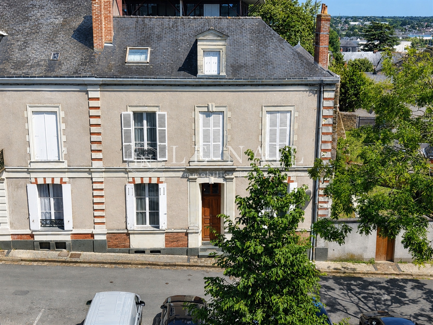 Vends maison de ville - 259 m² - 11 pièces, 6 chambres - Chateau Gontier 53200