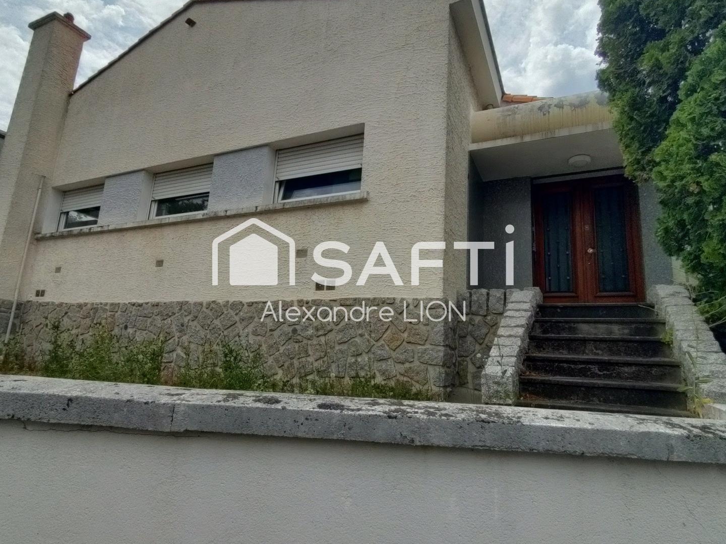 Venez visiter cette Maison de 139 m² sur sous sol très bien situé dans le nord de Niort
