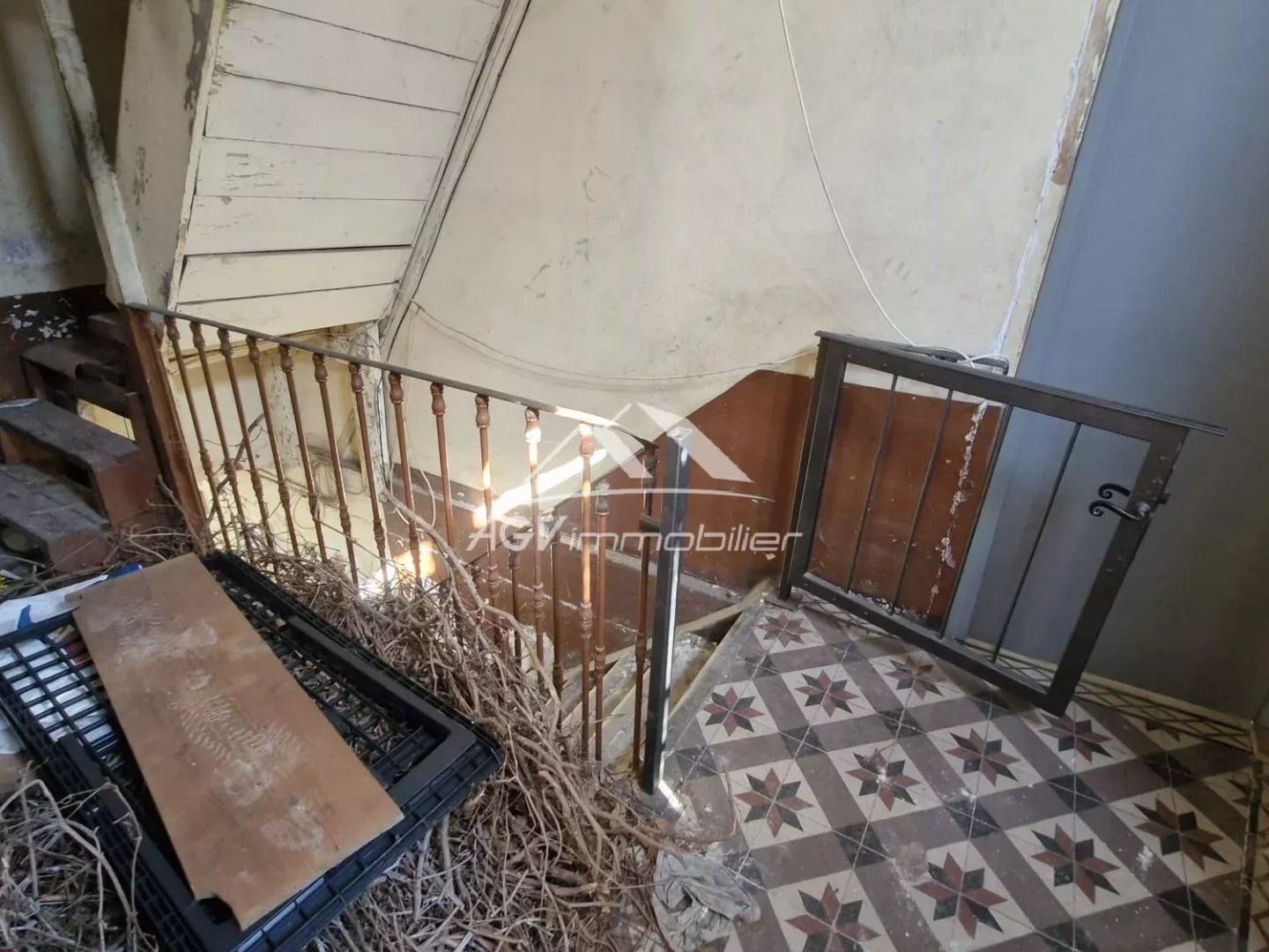 Appartement à restaurer au 1er étage, 2 caves