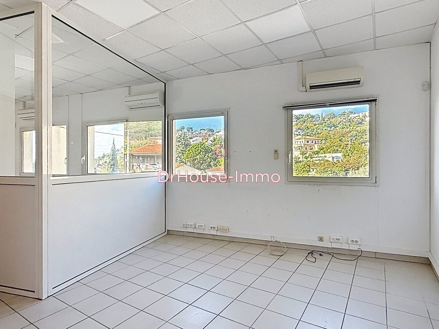 À VENDRE LOCAL PROFESSIONNEL BUREAUX & ENTREPÔT OPPORTUNITÉ RARE
