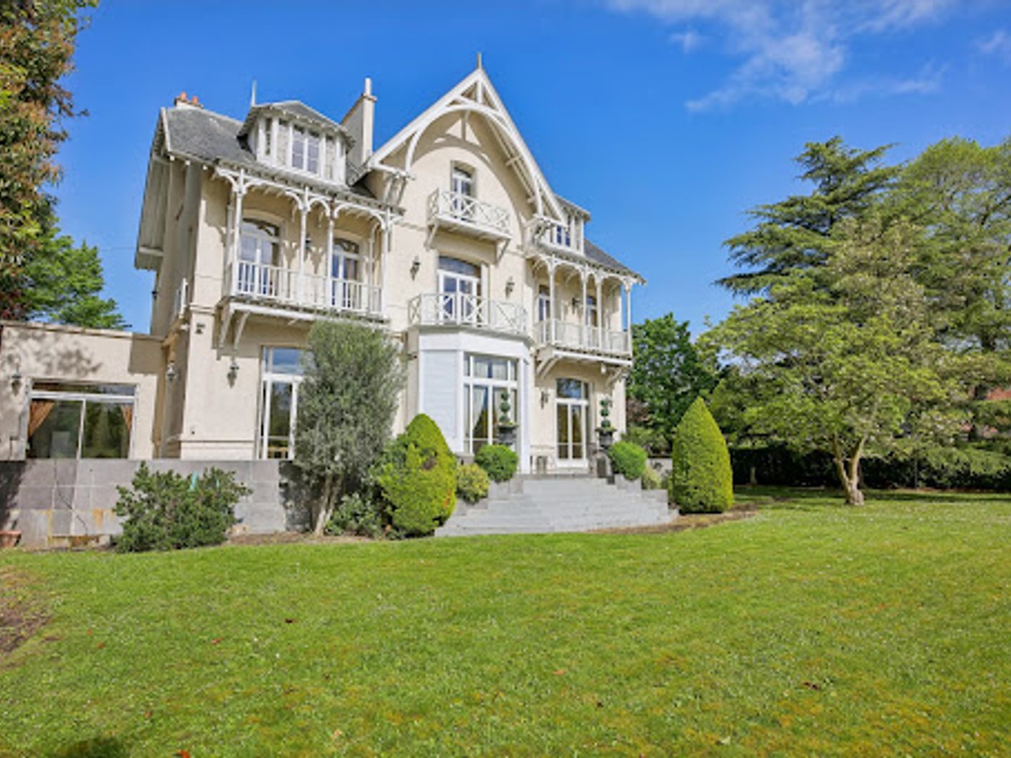 Maison 12 pièces 425 m²