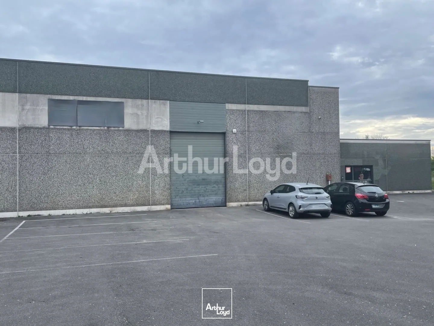 Entrepôt avec bureaux à vendre à Roncq accès direct autoroute et parking