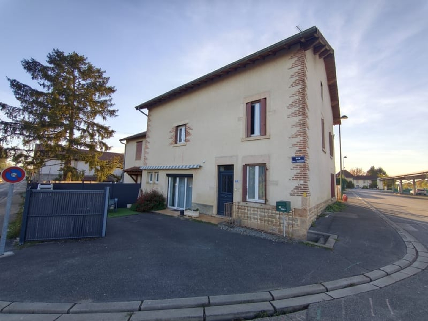 MAISON DE VILLAGE AVEC JARDIN PRIVATIF COEUR DE VONNAS