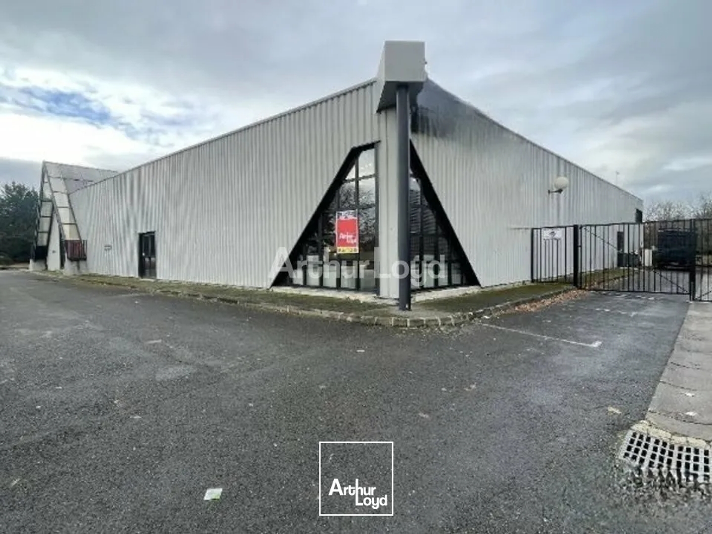 À VENDRE - secteur sud de Reims proche de l'A4 - cellule commerciale d'une superficie totale d'environ 1 700m2 dont 1 300m2 de surface de vente, sur une parcelle de plus de 4 900m2 - Disp...