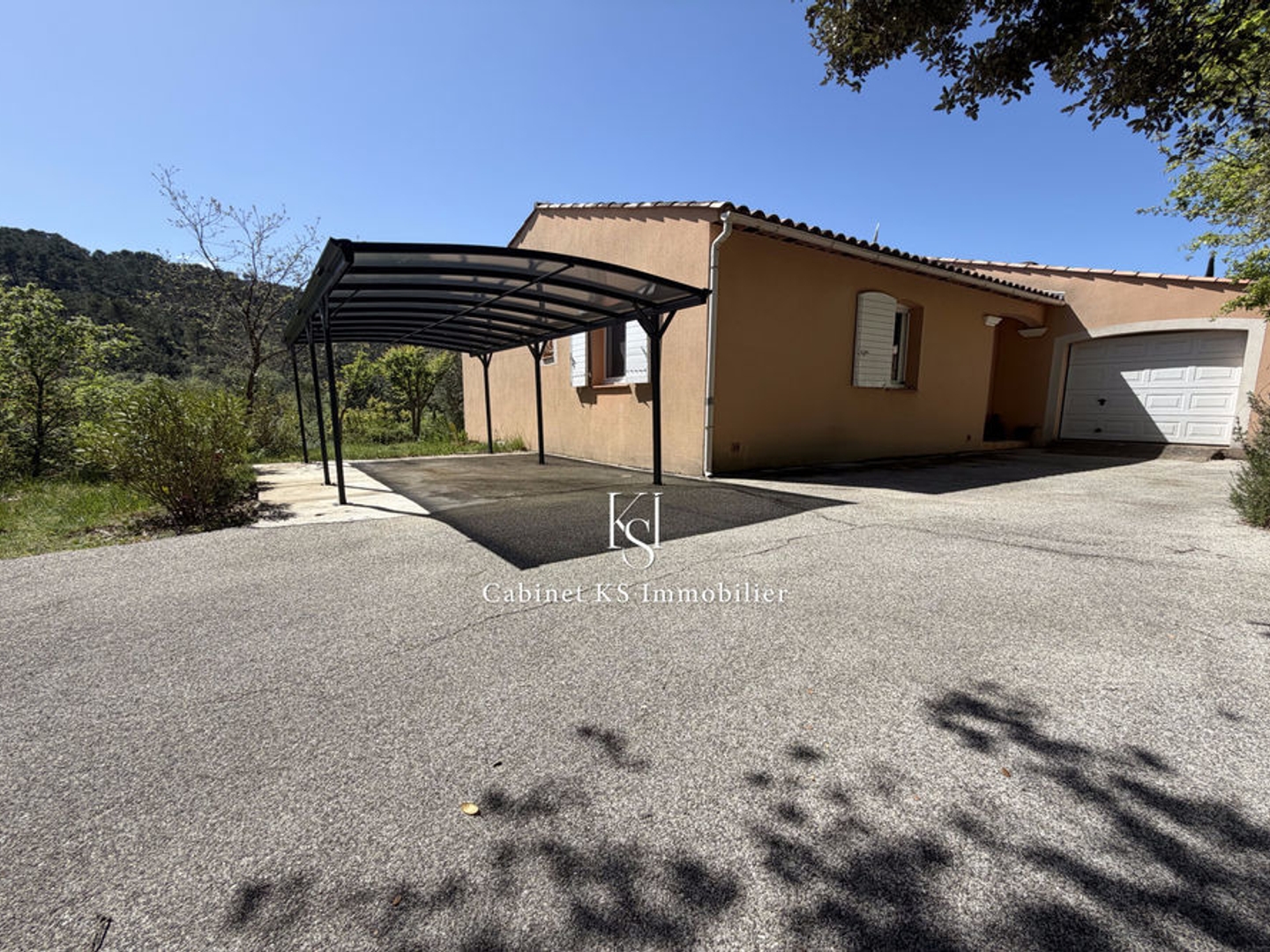 VILLA T4 AVEC GARAGE ET PISCINE SUR 1200 M2 DE TERRAIN CLOS