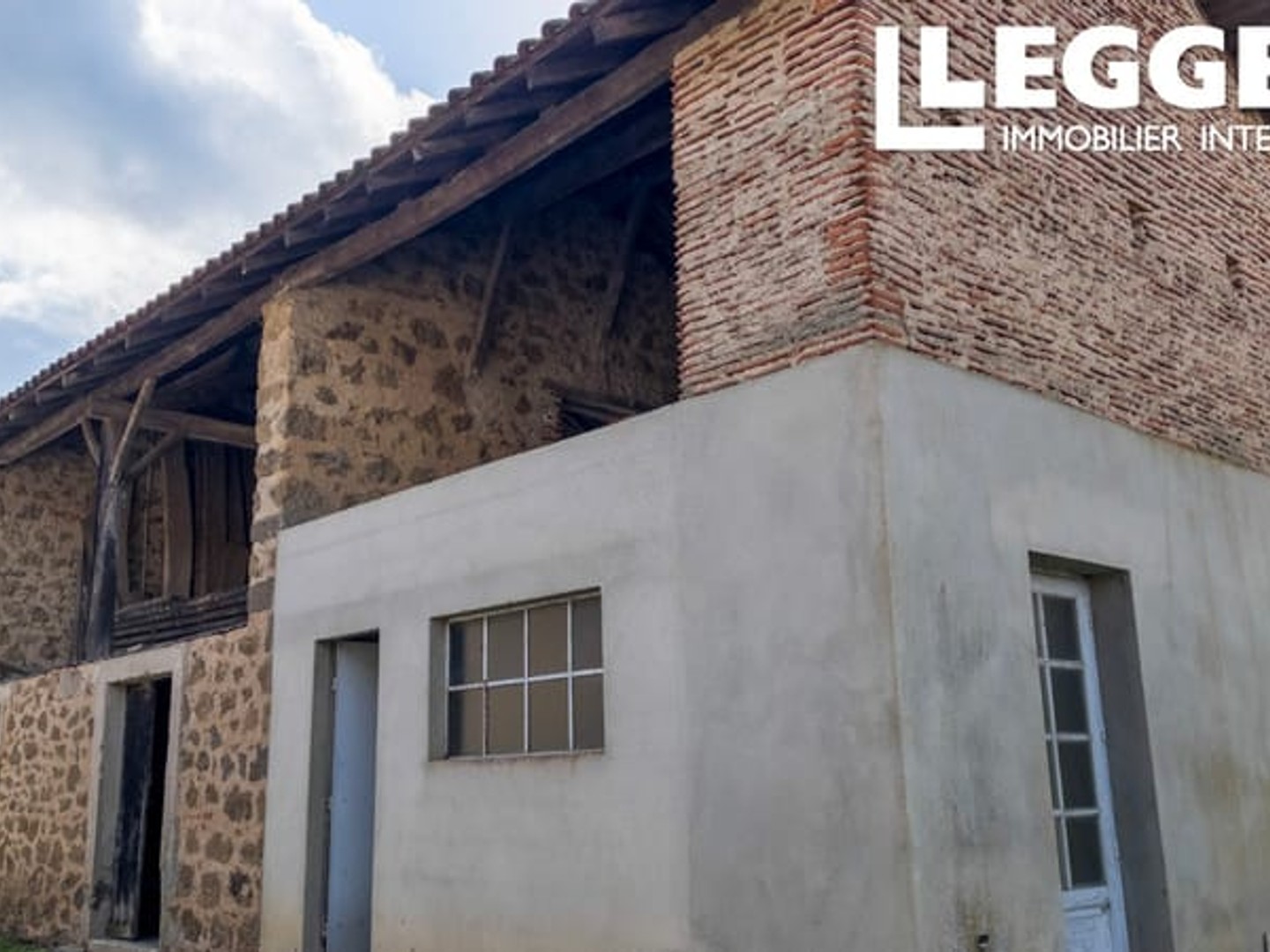 Une grange mitoyenne et un atelier à rénover à proximité de Chassenon, Chabanais et Rochechouart.
