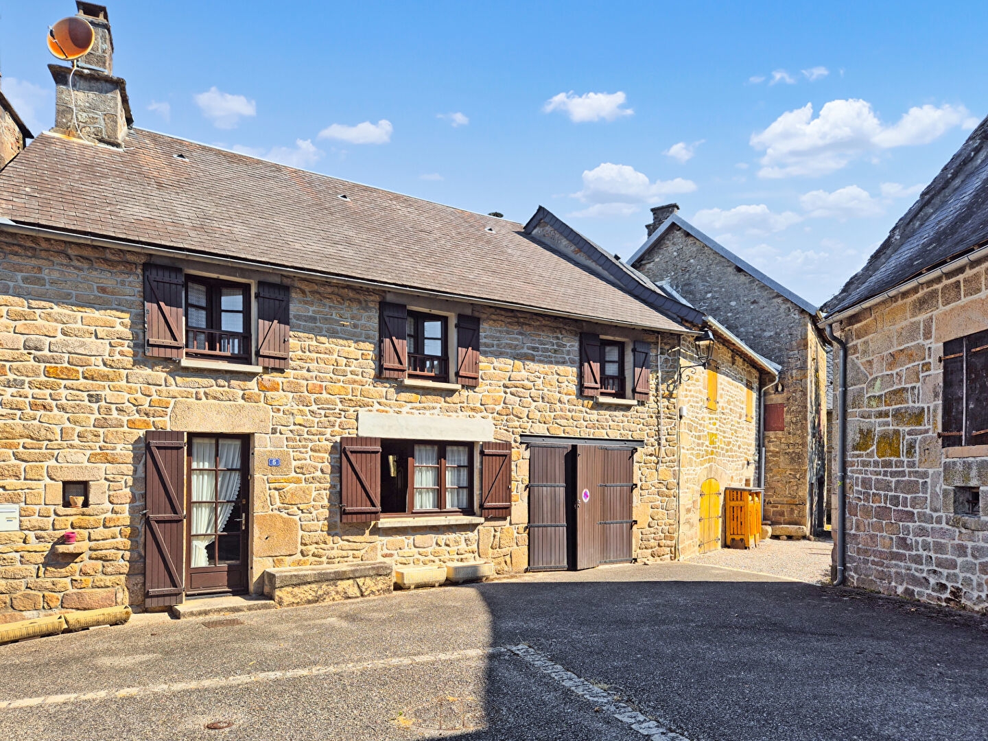 CORRÈZE. SAINT-AUGUSTIN. Maison en pierre avec 4 chambres, garage et jardin à l'arrière.