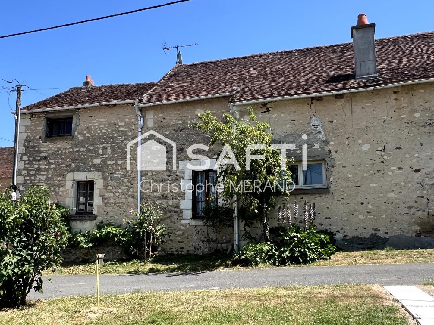 Fermette dans la campagne de Oyre sur plus de 3500 m2