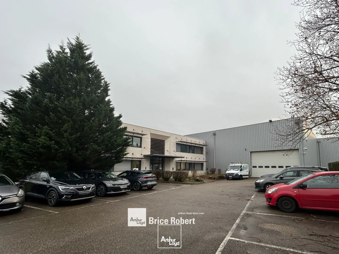 Vente local d'activités à Chaponost avec grande hauteur sous plafond et pont roulant