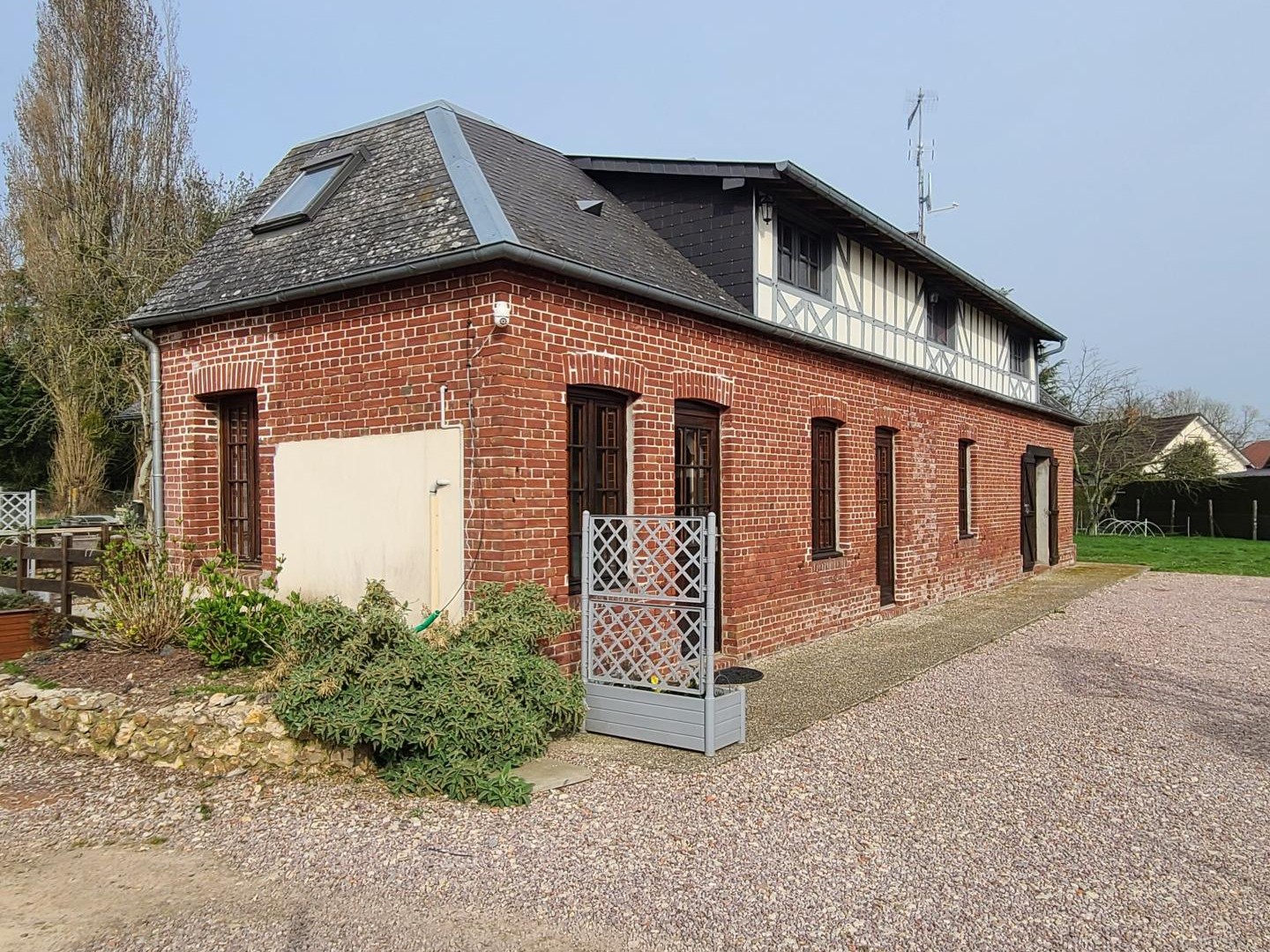 5 mn de tous commerces, 10 mn de Bernay