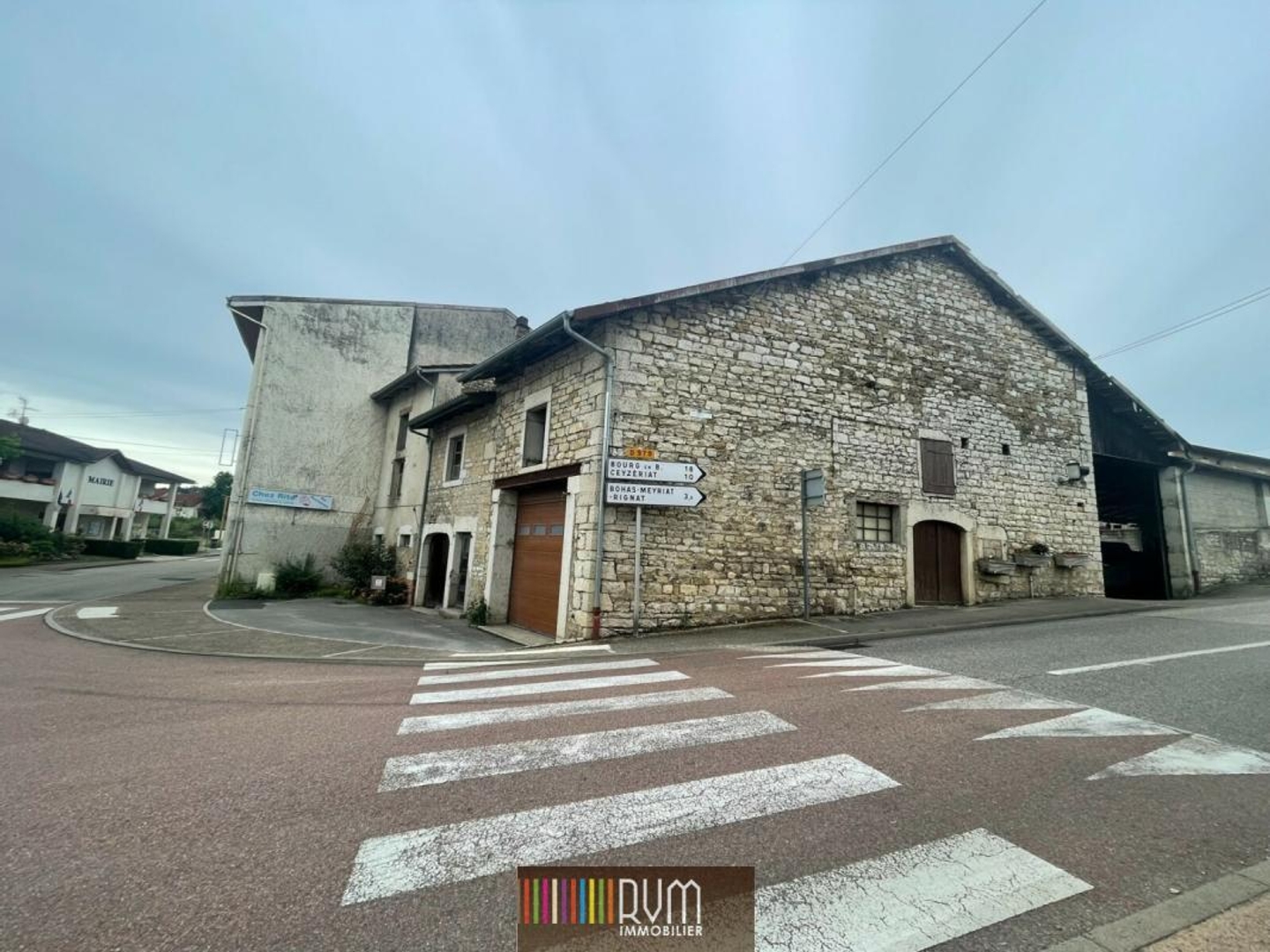 Immeuble à vendre - 3 pièces - 450m2 - Hautecourt-Romanèche (01250)