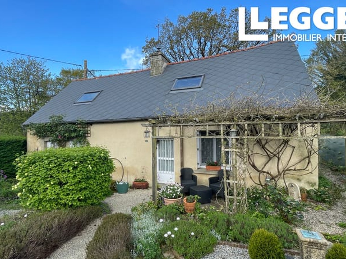 Charmante maison individuelle en pierre avec 3 chambres, grand jardin et garage,. Dans un environnement calme