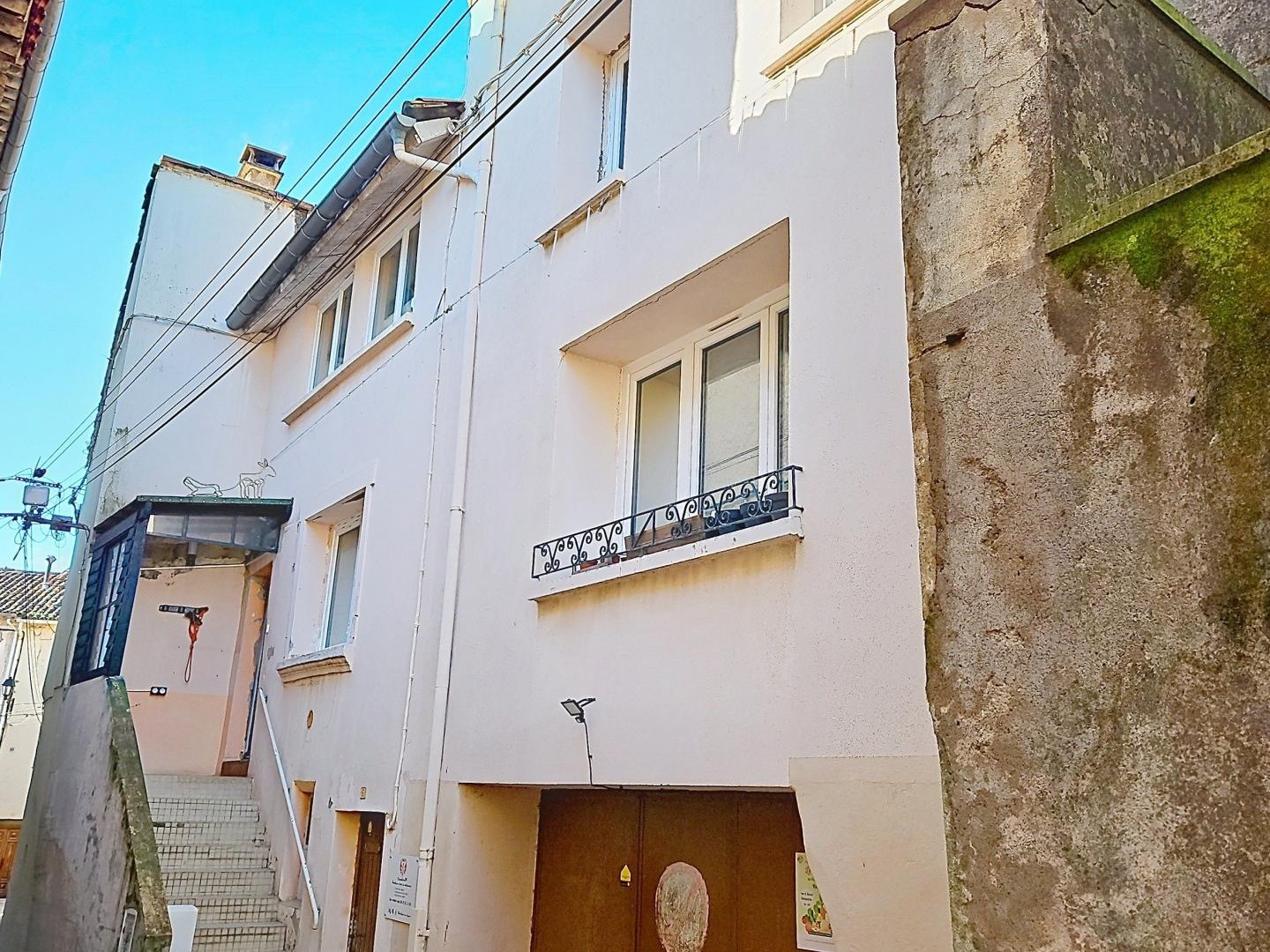 Maison avec grand garage et grande cave