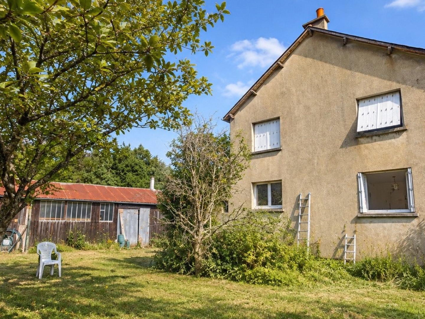 Une maison familiale, de l'espace et deux belles dépendances