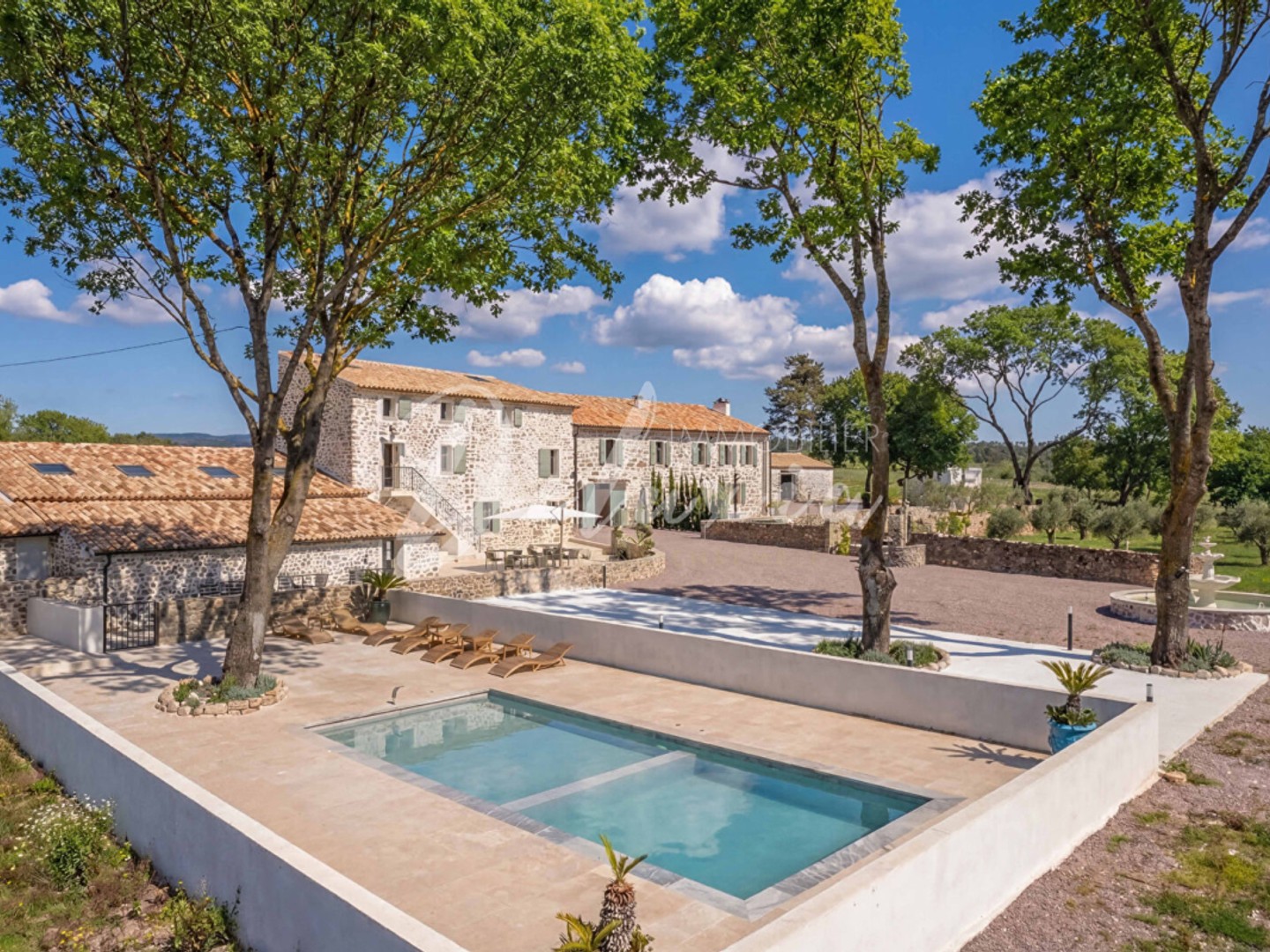 Domaine viticole AOP avec vue exceptionnelle sur le rocher de Roquebrune-sur-Argens.