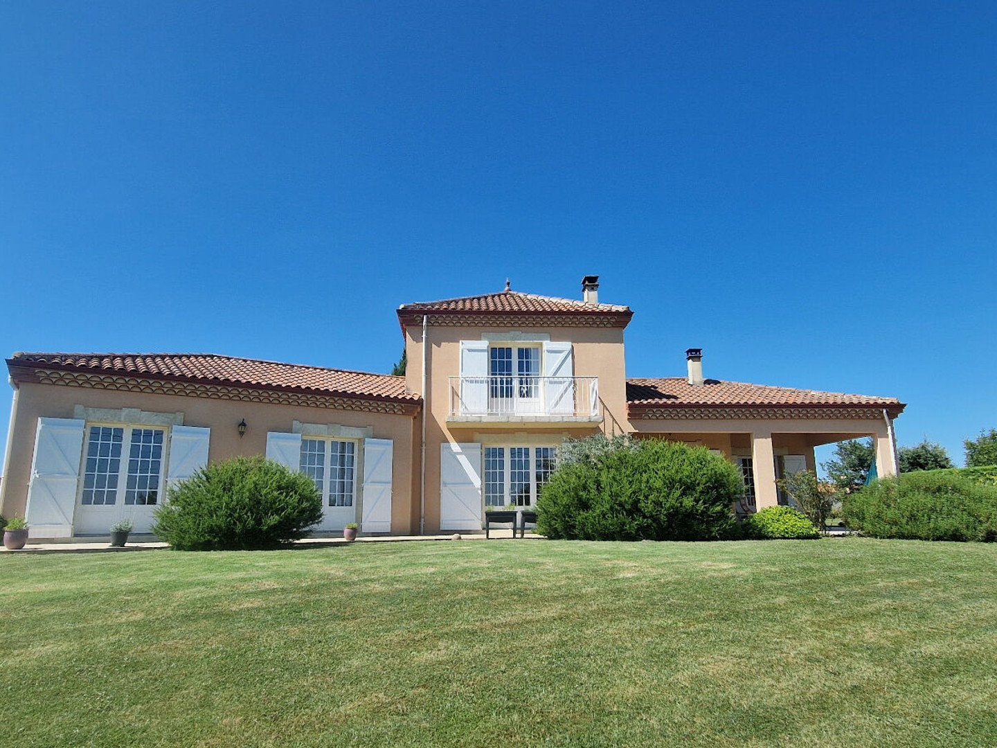 Maison traditionnelle avec vue panoramique sur les Pyrénées