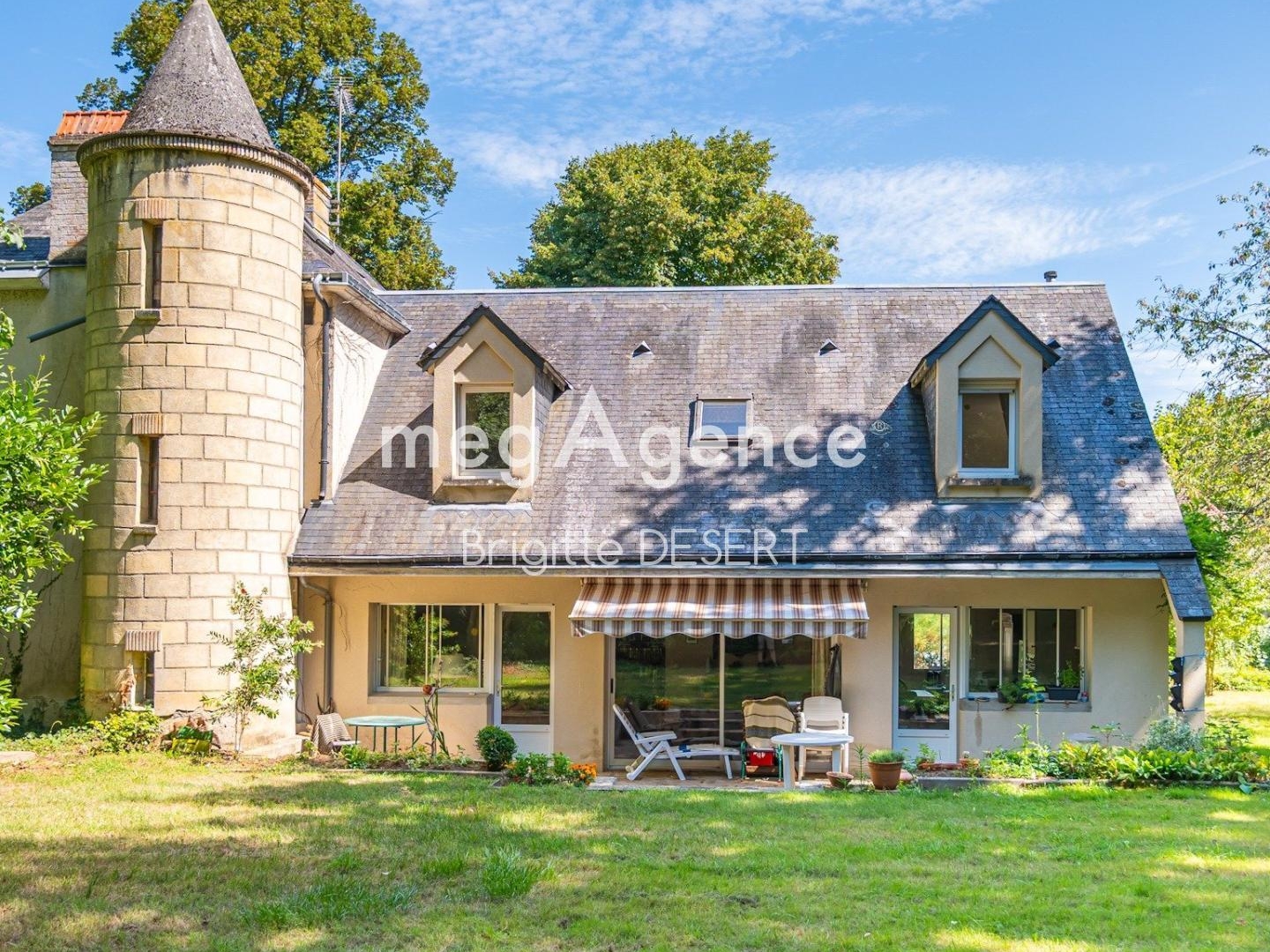 Maison de Maître à rénover sur 10 hectares boisés.