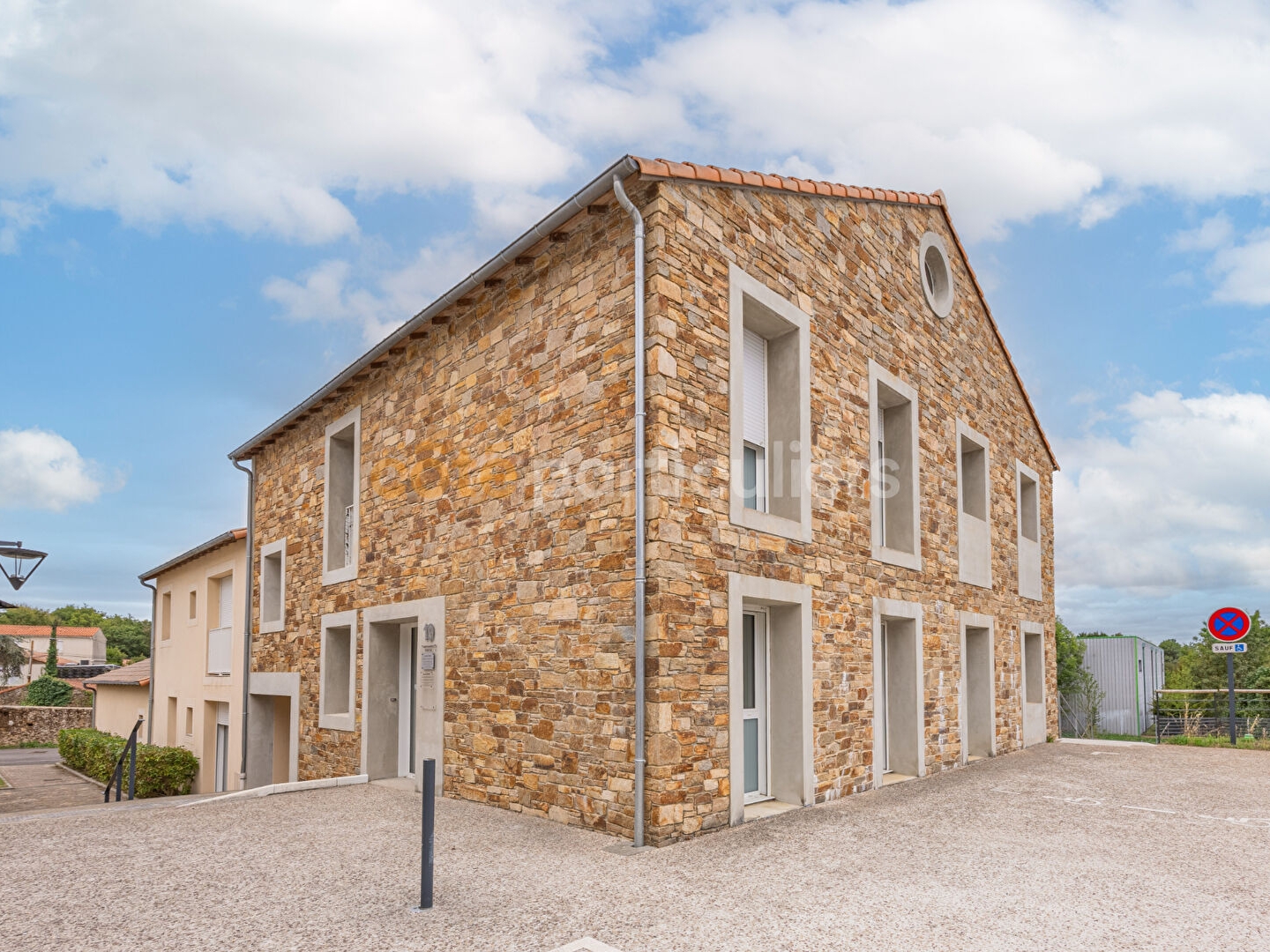 SAINT-LÉGER-LES-VIGNES -- APPARTEMENT T3 -- 64M2 -- 2 CHAMBRES -- BALCON -- PARKING -- CAVE -- AU COEUR DE SAINT-LÉGER