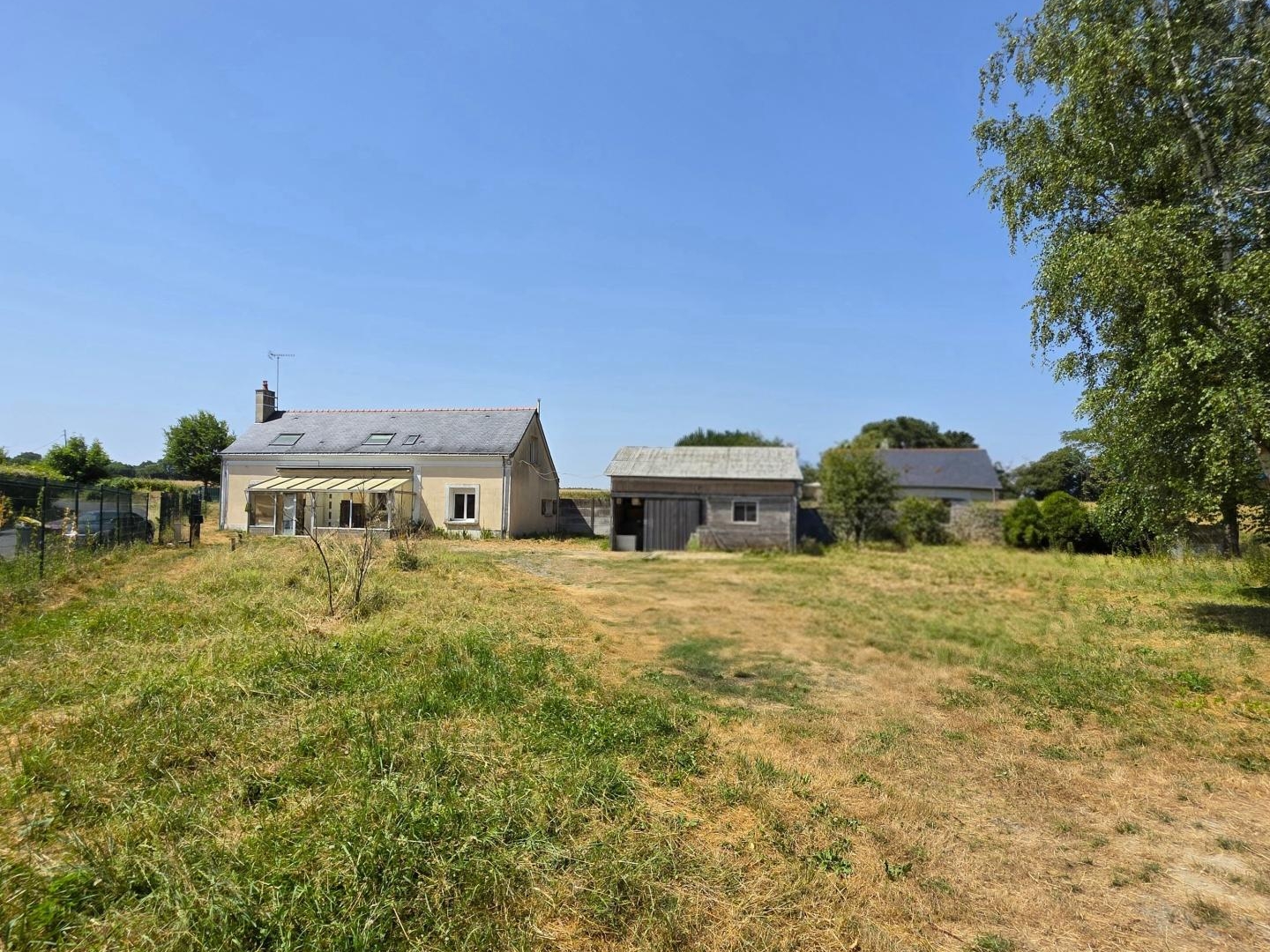 Maison de campagne, 4 chambres, terrain et grand hangar