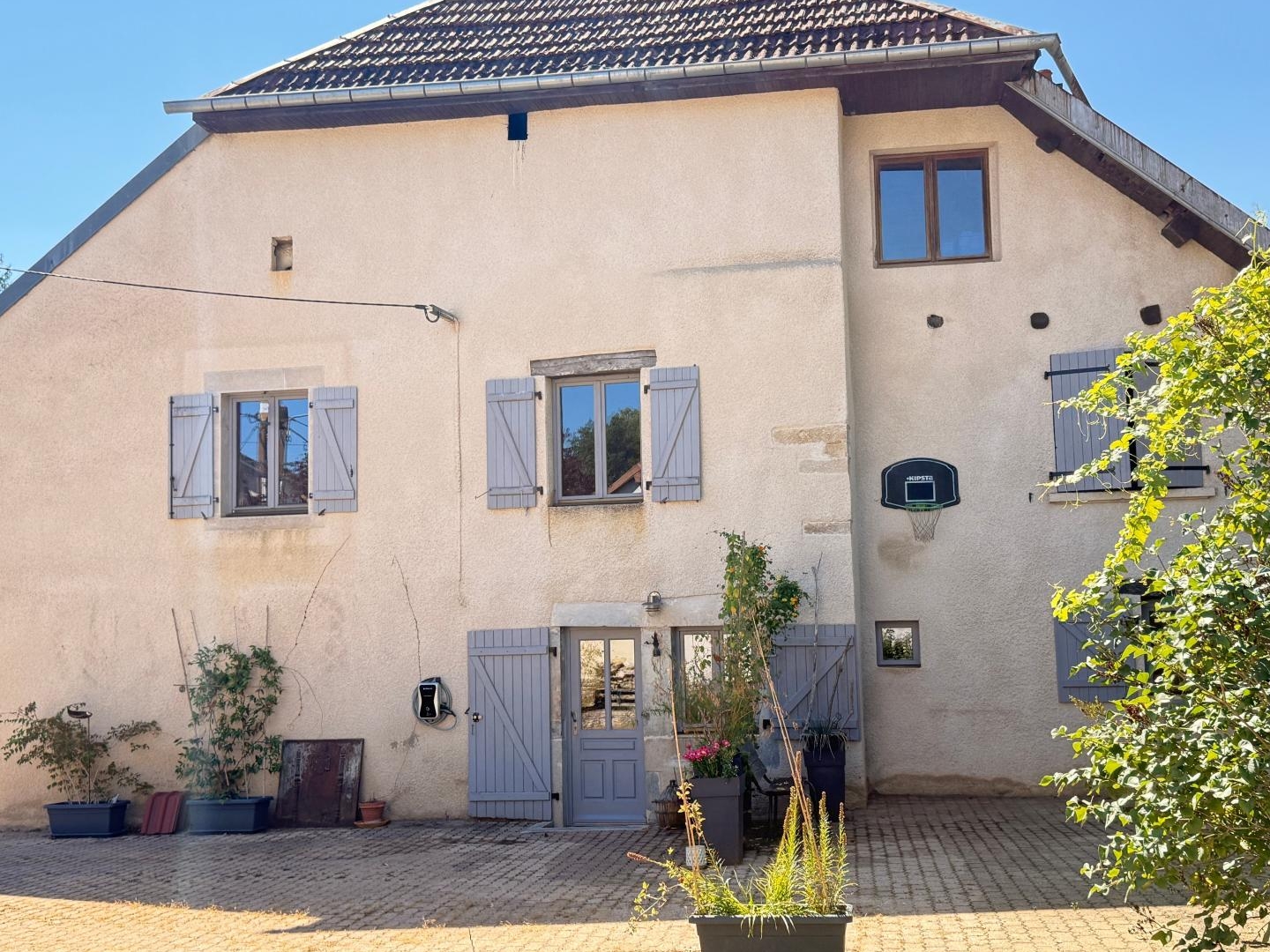 Maison ancienne de 1750, 5 chambres, dépendance et jardin.