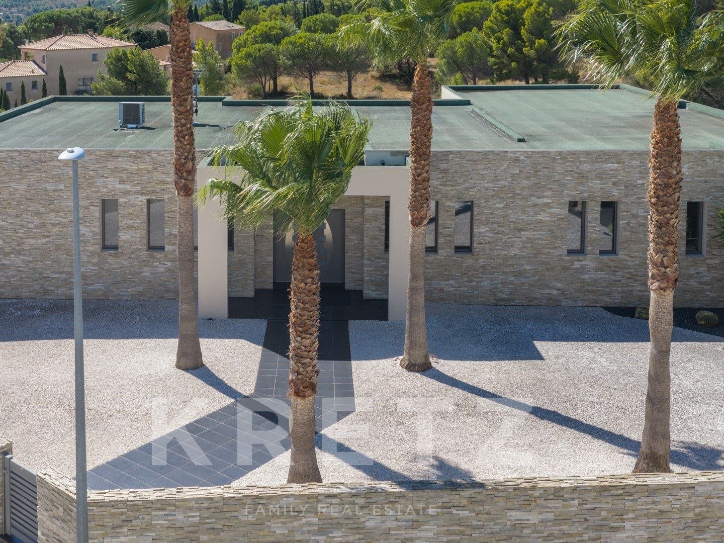 VILLA CONTEMPORAINE D'EXCEPTION — VUE PANORAMIQUE SUR L'ÉTANG DE BAGES
