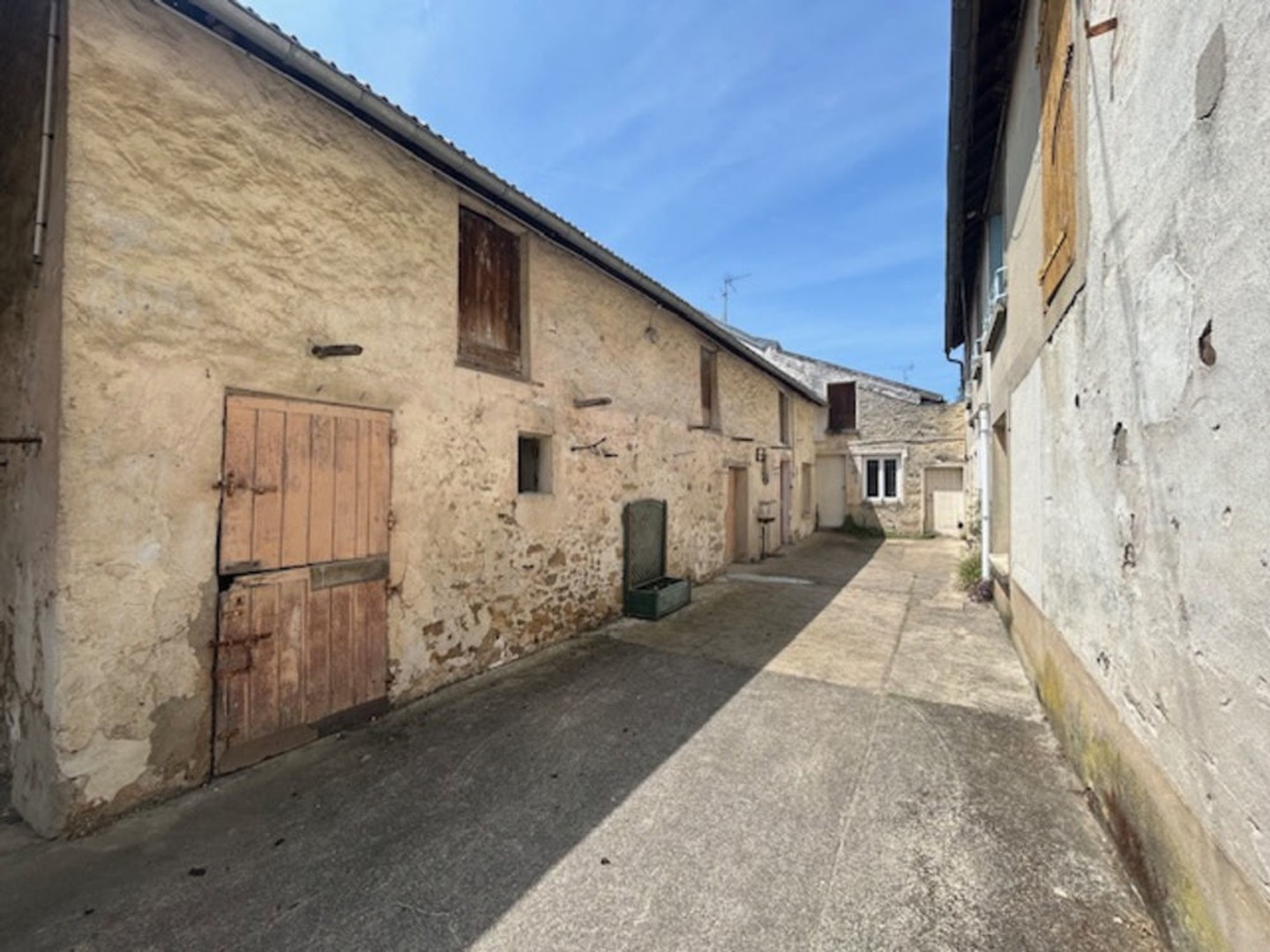 MARCOUSSIS - Investissement - Ensemble immobilier d'env. 300 m2 - 2 appartements + dépendances brutes et grang