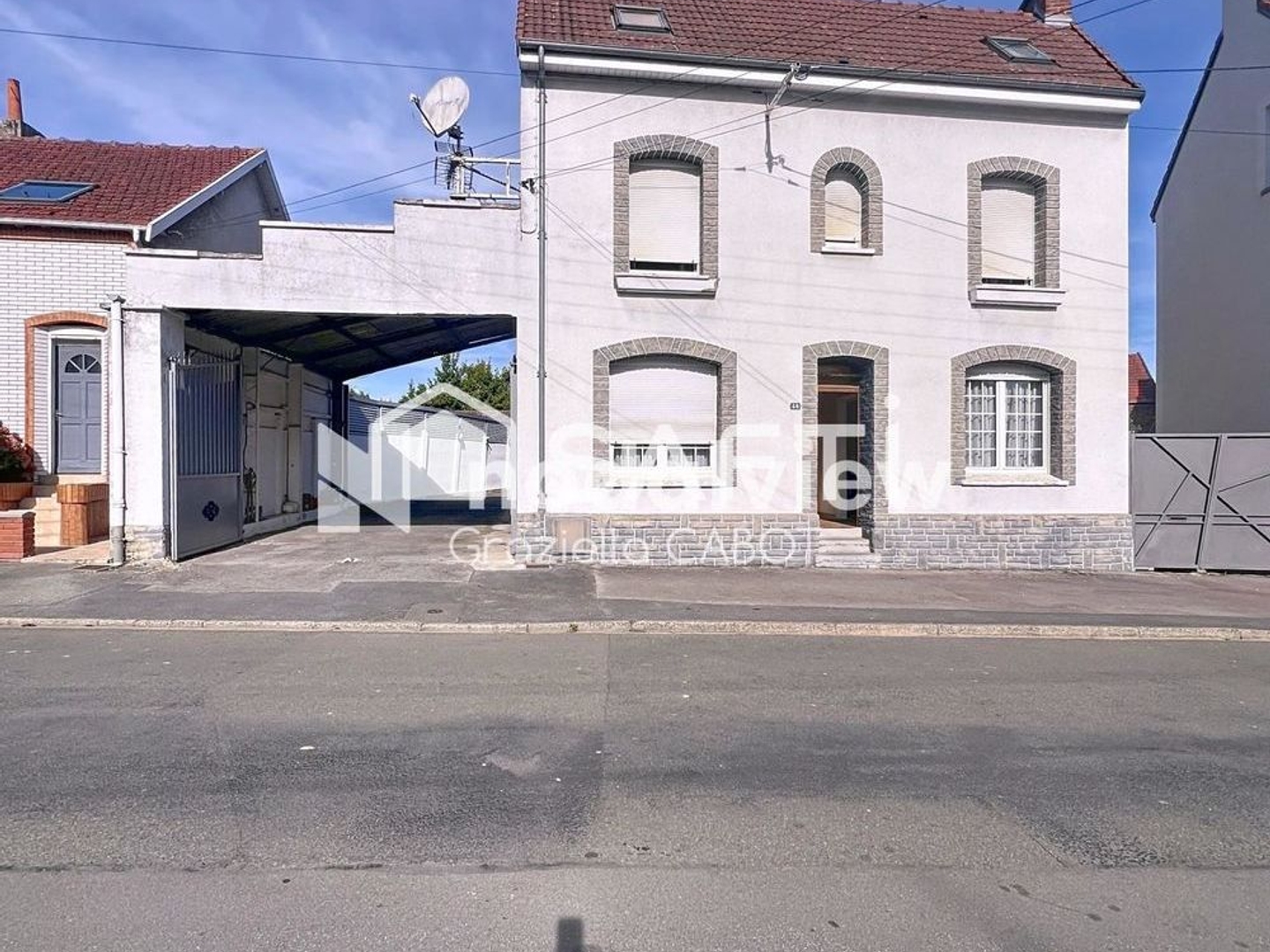 MAISON INDIVIDUELLE AVEC HANGAR