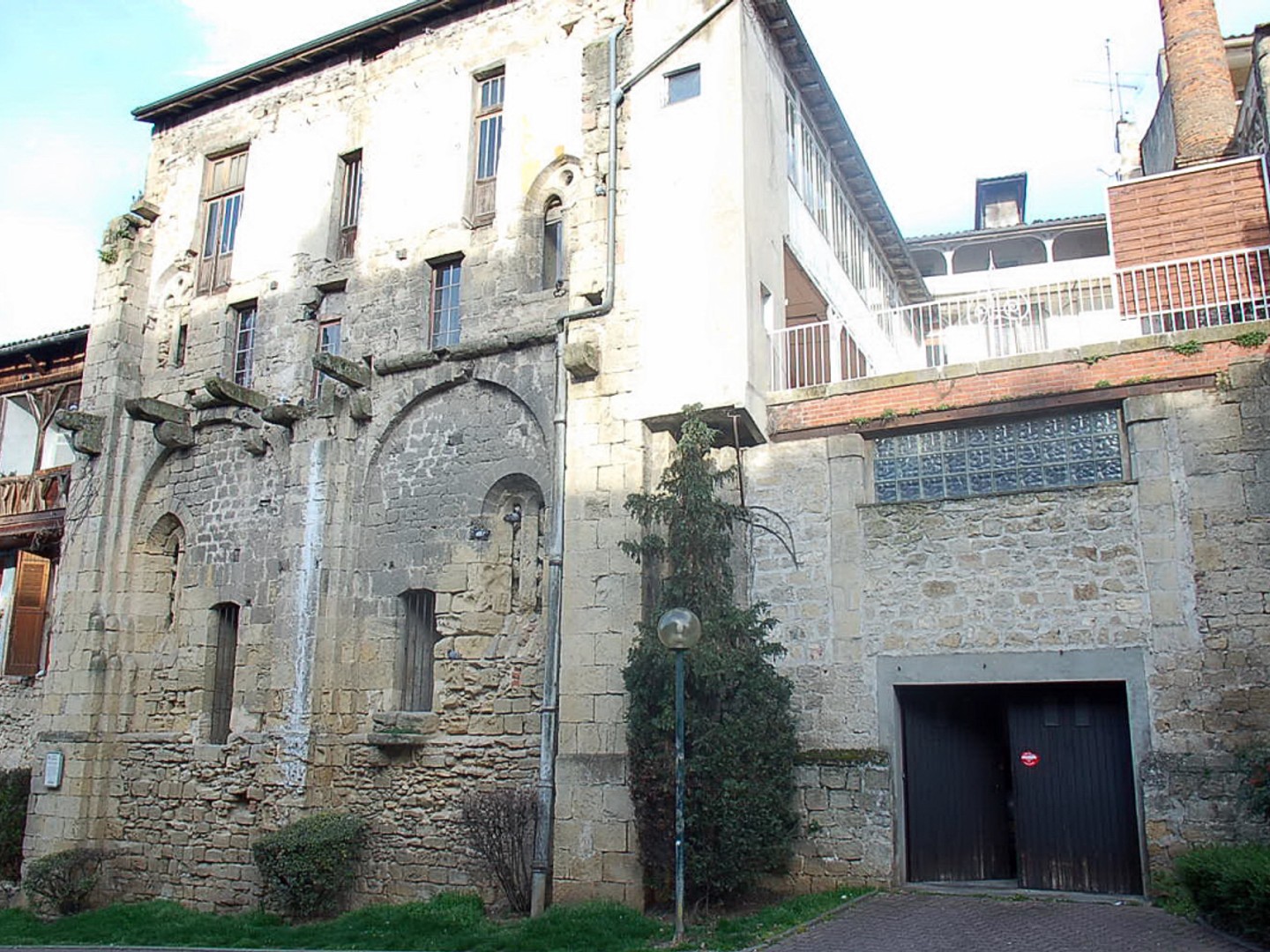 ARCHITECTURES CLASSÉE - 1270 - Ancienne école en partie réhabilitée