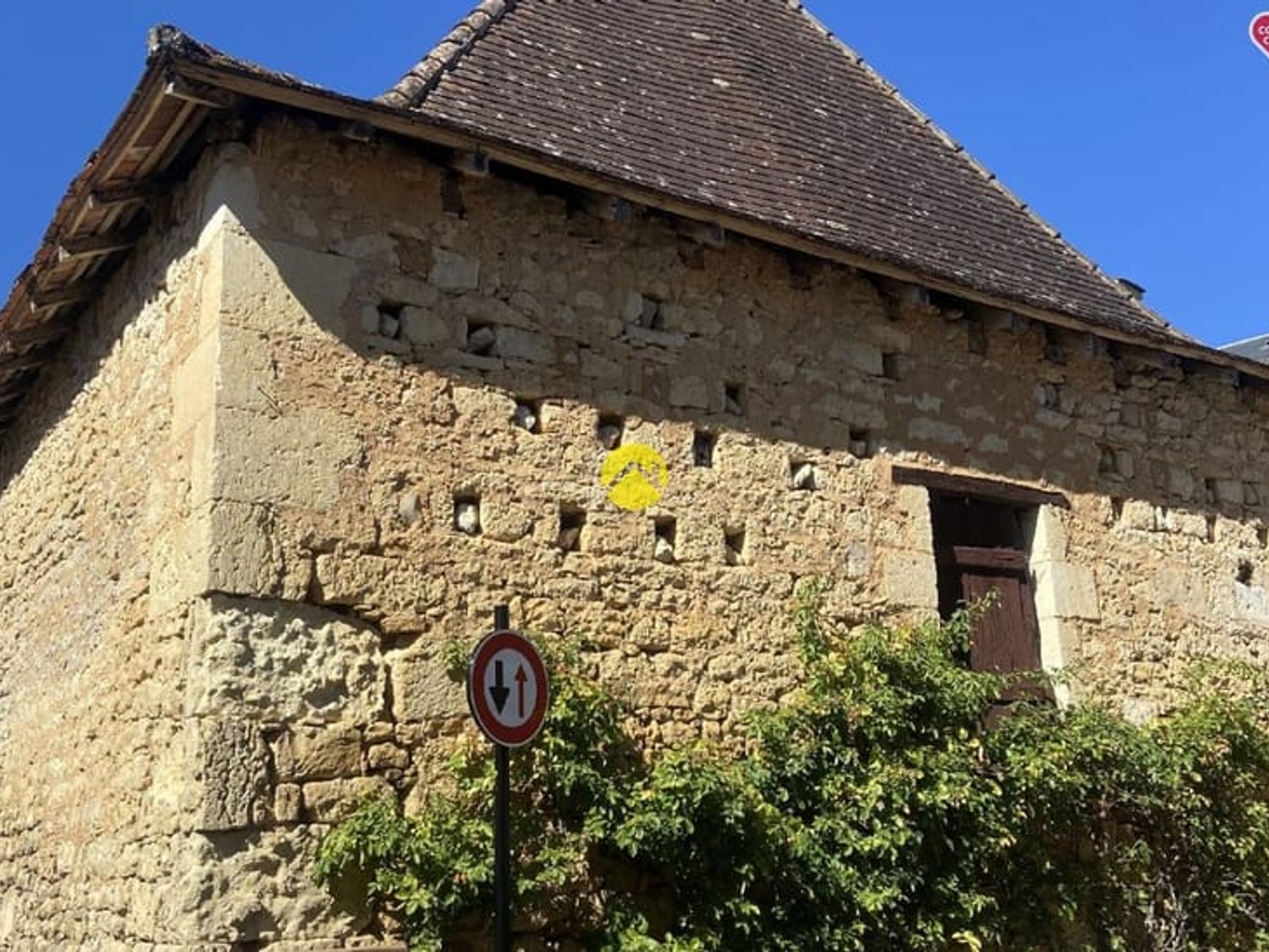 Belle grange dans un bourg