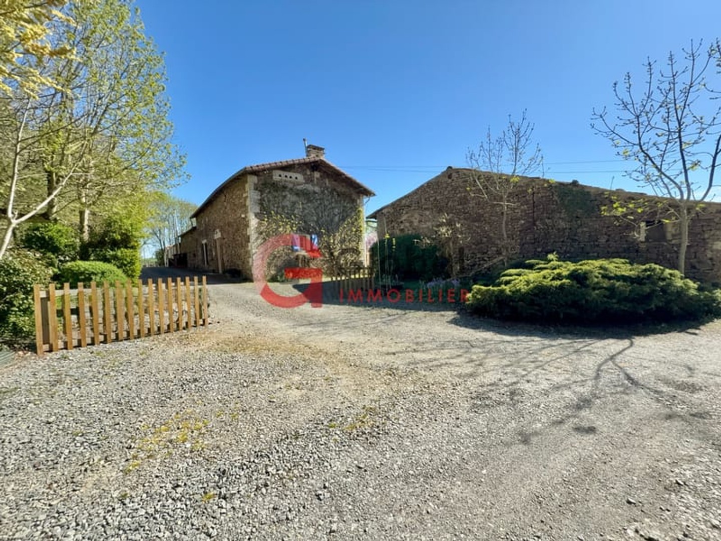 Ensemble immobilier avec dépendances à Exireuil (79400)
