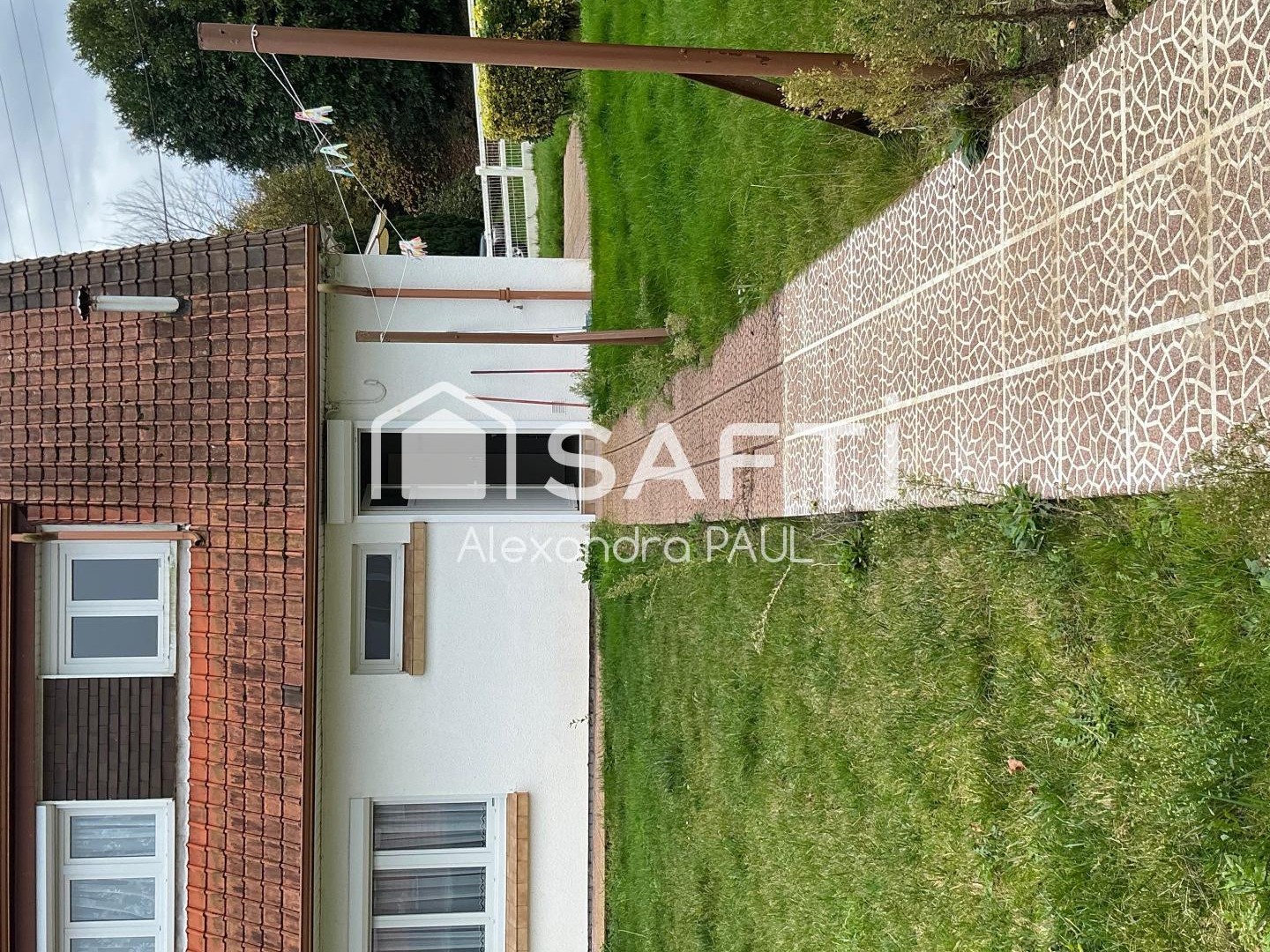 Découvrez cette charmante maison des années 1964, offrant un cadre de vie agréable et fonctionnel sur un terrain de 500 m² entièrement clôturé, Idéale pour une famille, elle combine confort, luminosité et espaces bien pensés.