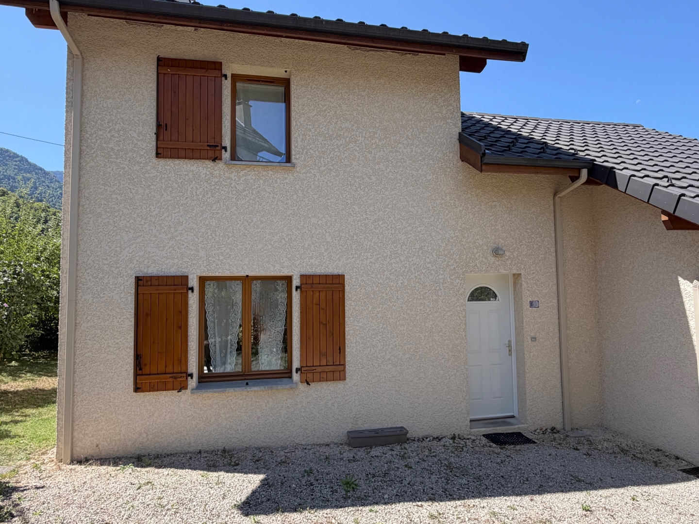 245.000 € - Belle maison individuelle récente (2011) avec garage et terrain - au coeur de St Laurent du Pont (