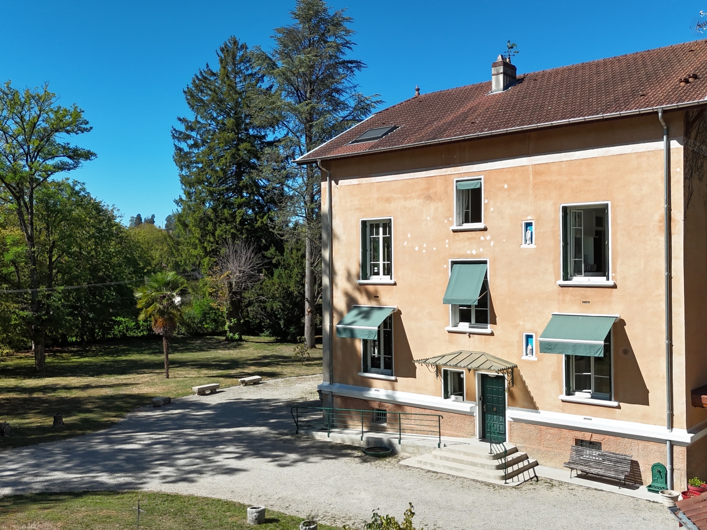 Maison à vendre - 11 pièces - 454m2 - Neuville-Sur-Ain (01160)