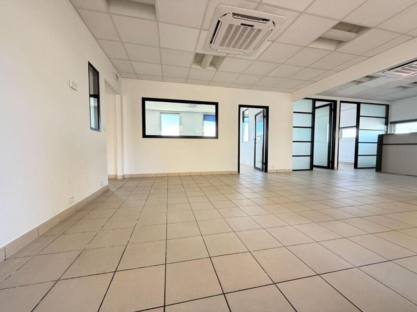 Magasin à vendre - 7 pièces - 107m2 - Saint-Denis (97490)