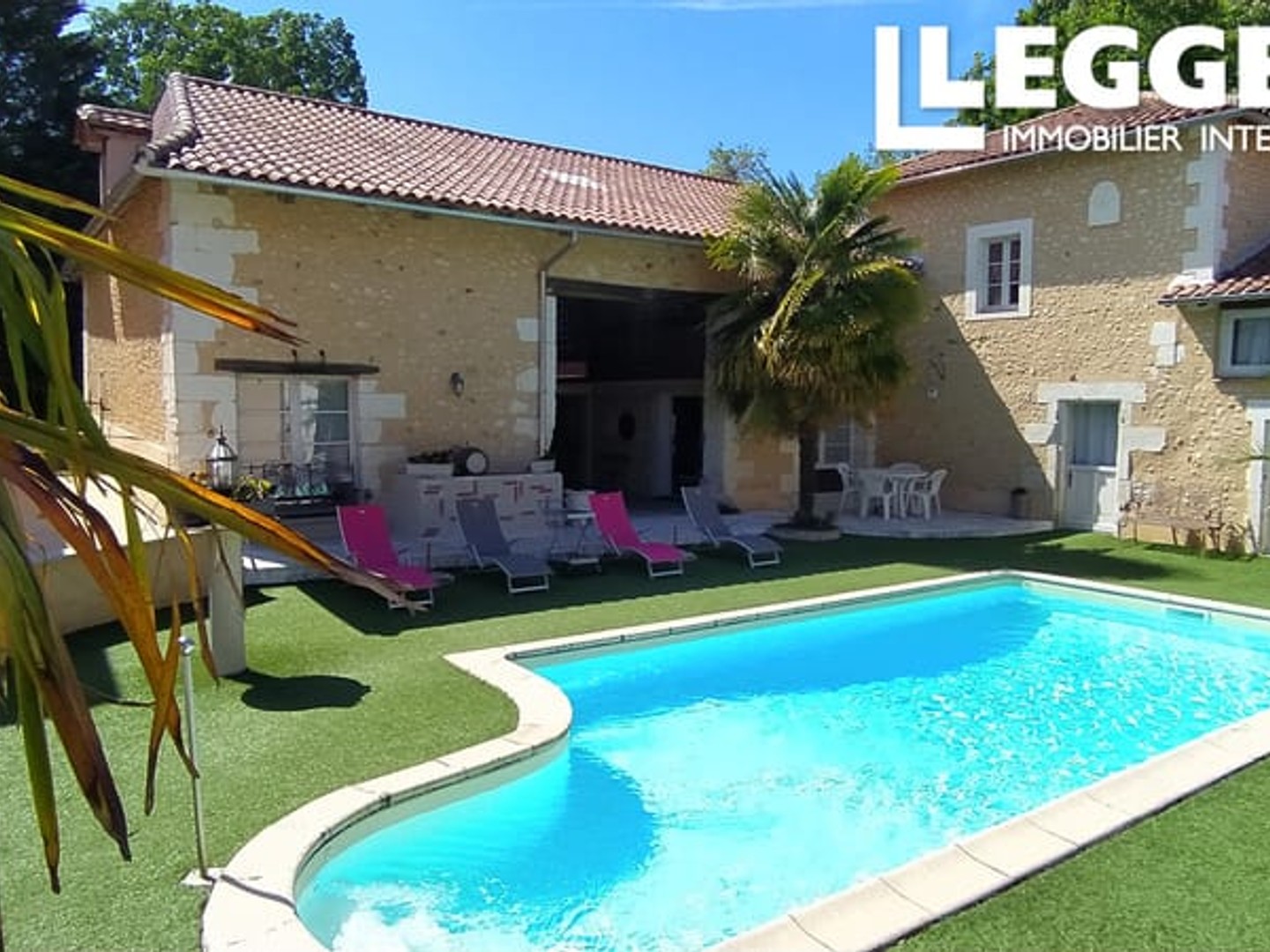 Ensemble immobilier de 3 maisons, 3 gites , 4 chambres d'hôtes, dépendances , garage , piscine .terrain de 9ha