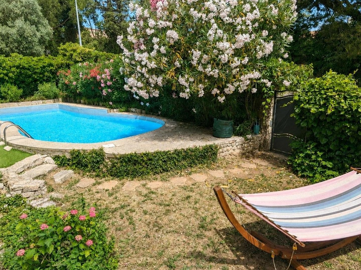 Maison 5 chambres, studio et piscine à Nîmes !