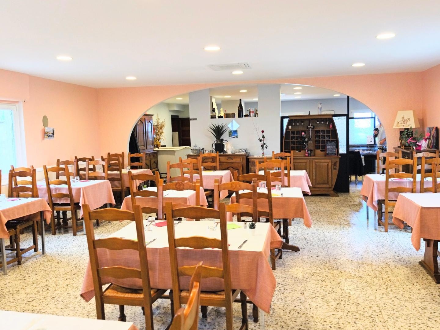 Fonds d'un superbe restaurant, sa belle terrasse d'été sur un vaste terrain proche de Neufchâteau