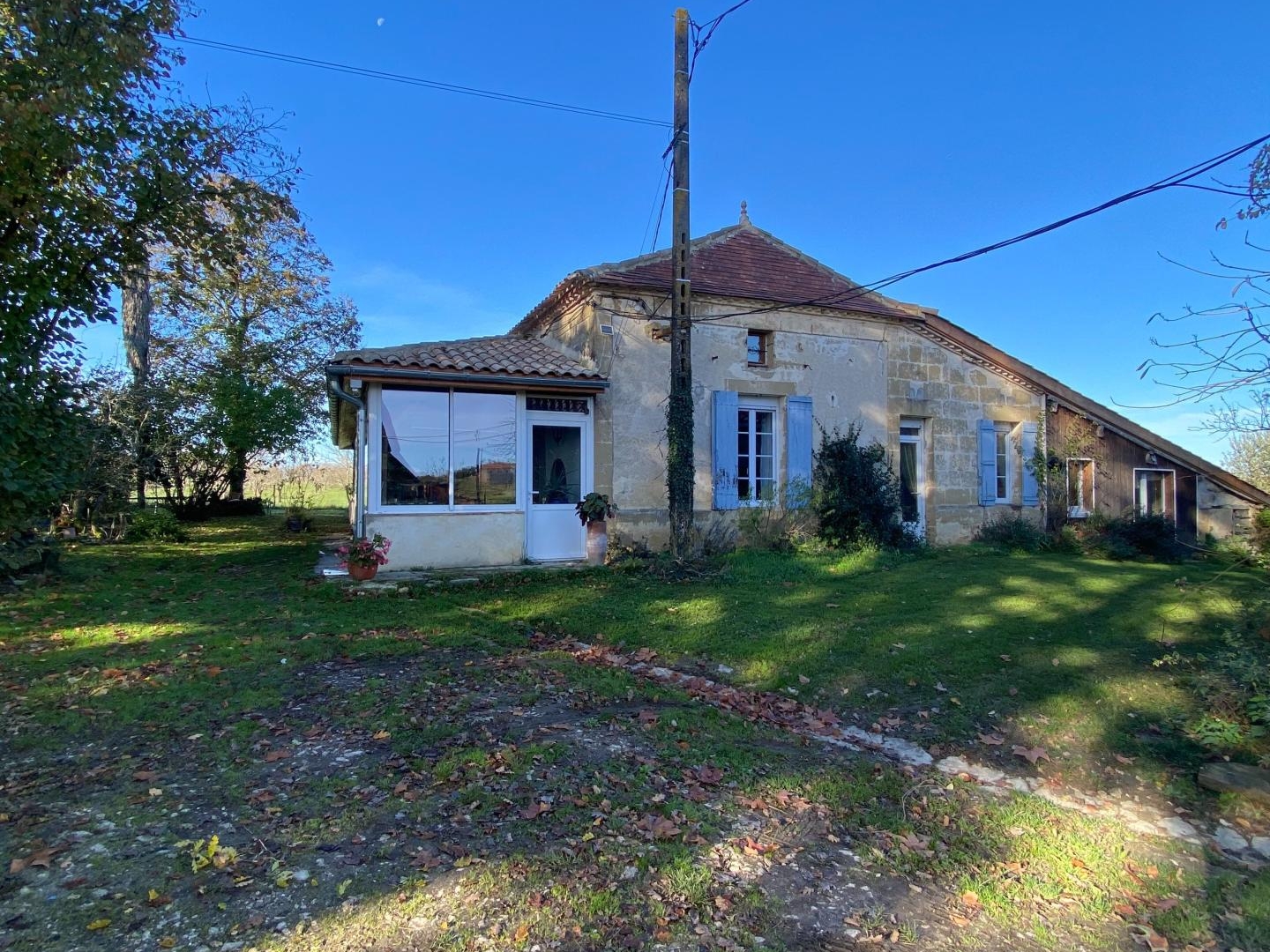 Chaleureuse maison en pierre avec dépendance : un cocon de charme au coeur de la campagne.