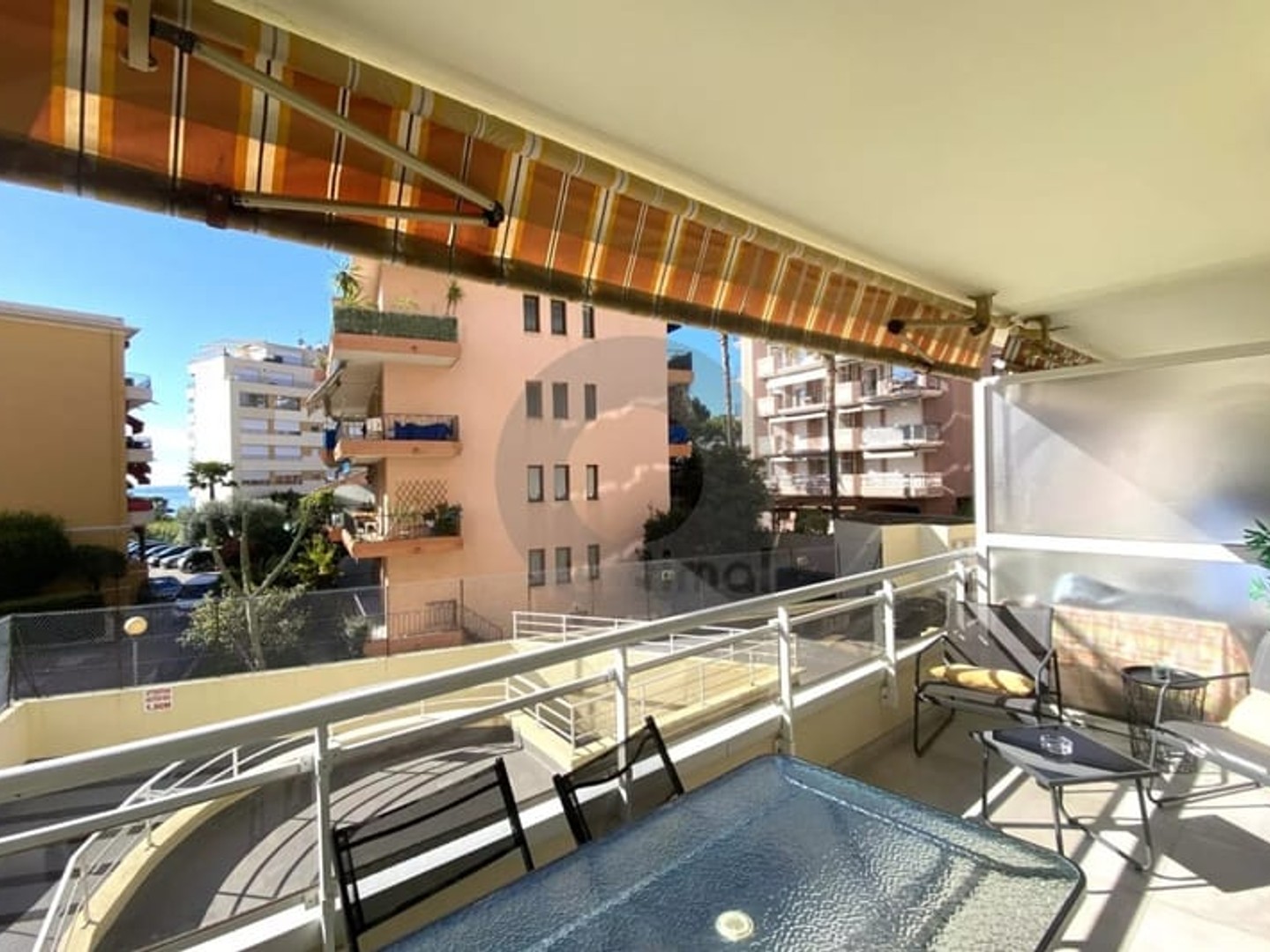 A VENDRE - ROQUEBRUNE CAP MARTIN - STUDIO AVEC COIN NUIT PROCHE PLAGE TERRASSE CAVE