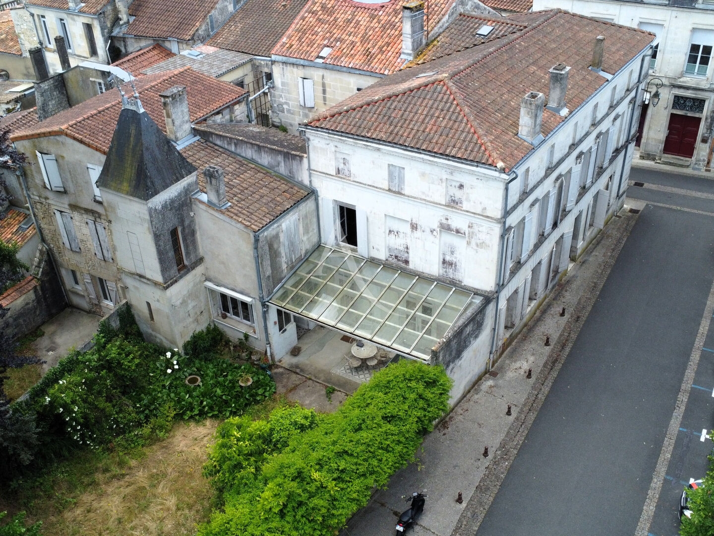 Maison à vendre - 10 pièces - 344m2 - Saintes (17100)