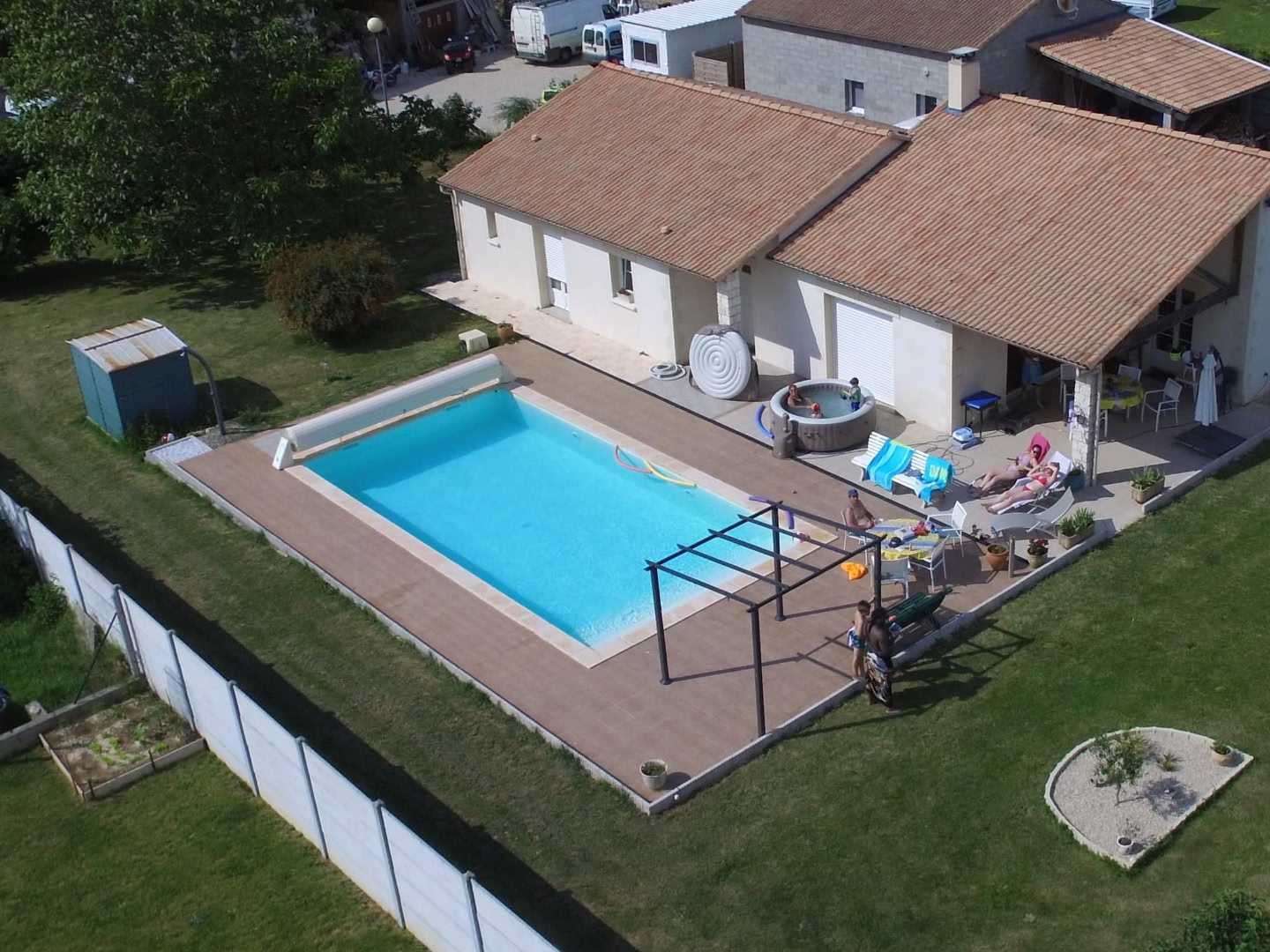 Ensemble immobilier de 3 maisons sur beau terrain.