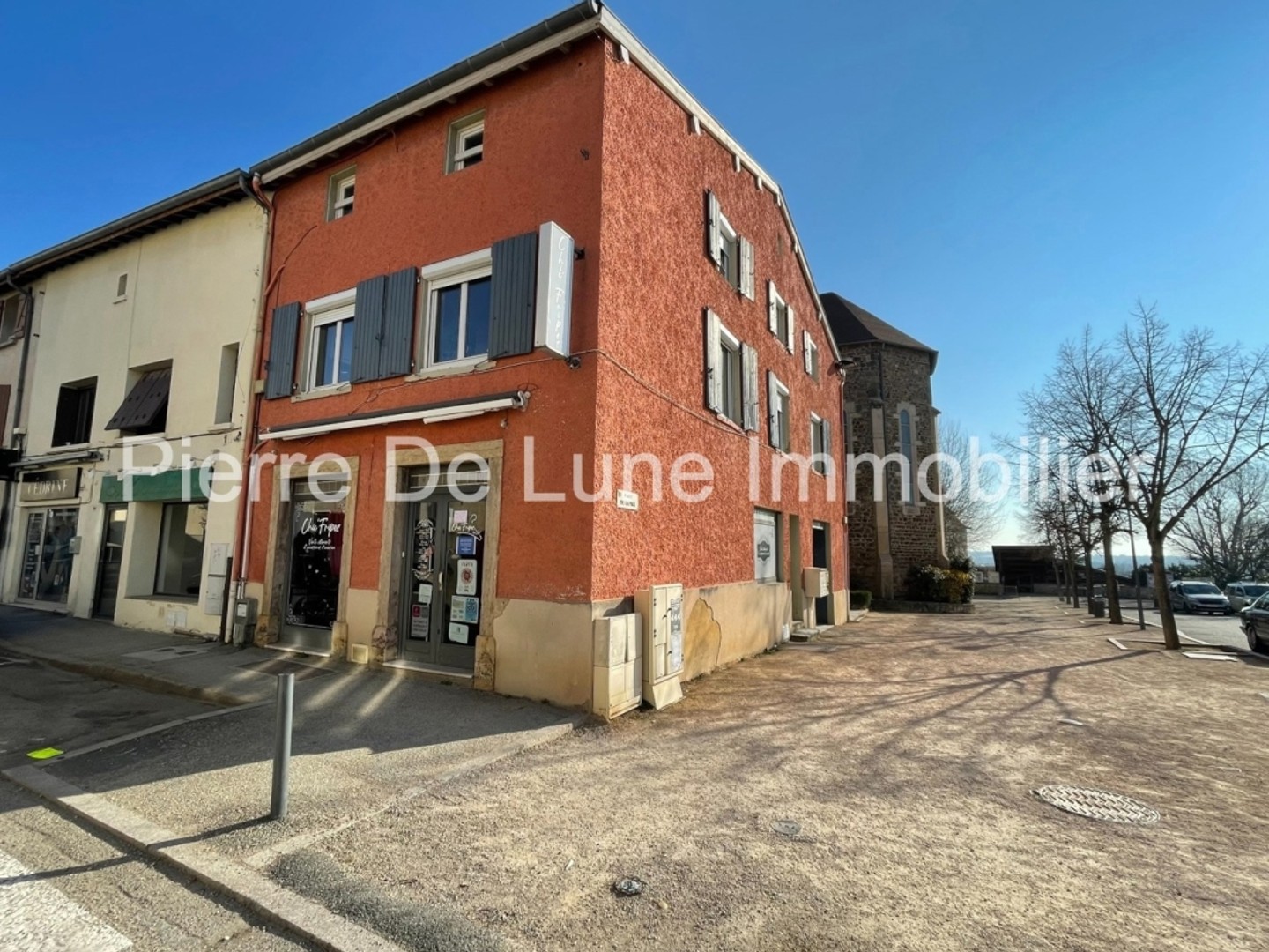 Idéal investisseur mais également pour y vivre en résidence principale - En plein coeur de Brindas, à proximité de tous les commerces à pied, charmante bâtisse de 1870 de 180 m²,