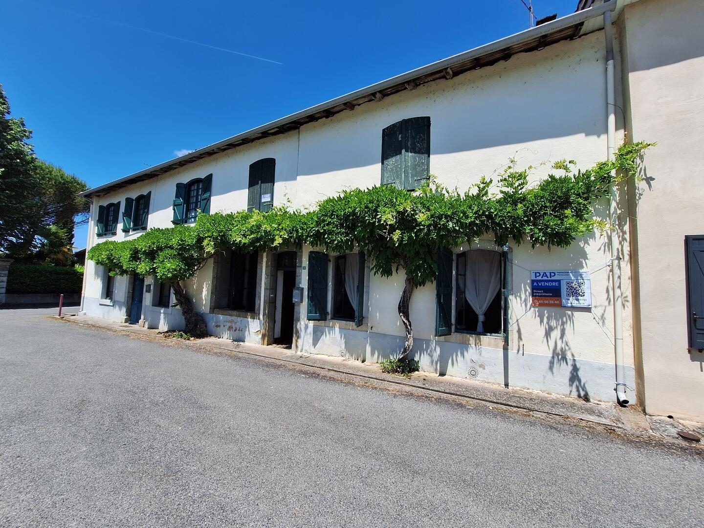 A vendre, proche de Galan, Hautes-Pyrénées: deux maisons de village très spacieuses avec un grand garage et terrain, au coeur d'u