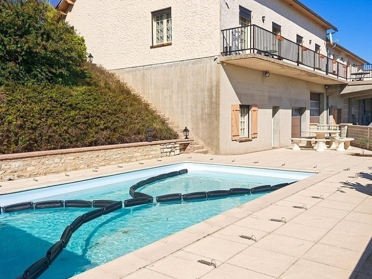 Rare sur Coulanges la Vineuse : Ensemble immobilier avec piscine avec plusieurs investissements locatifs
