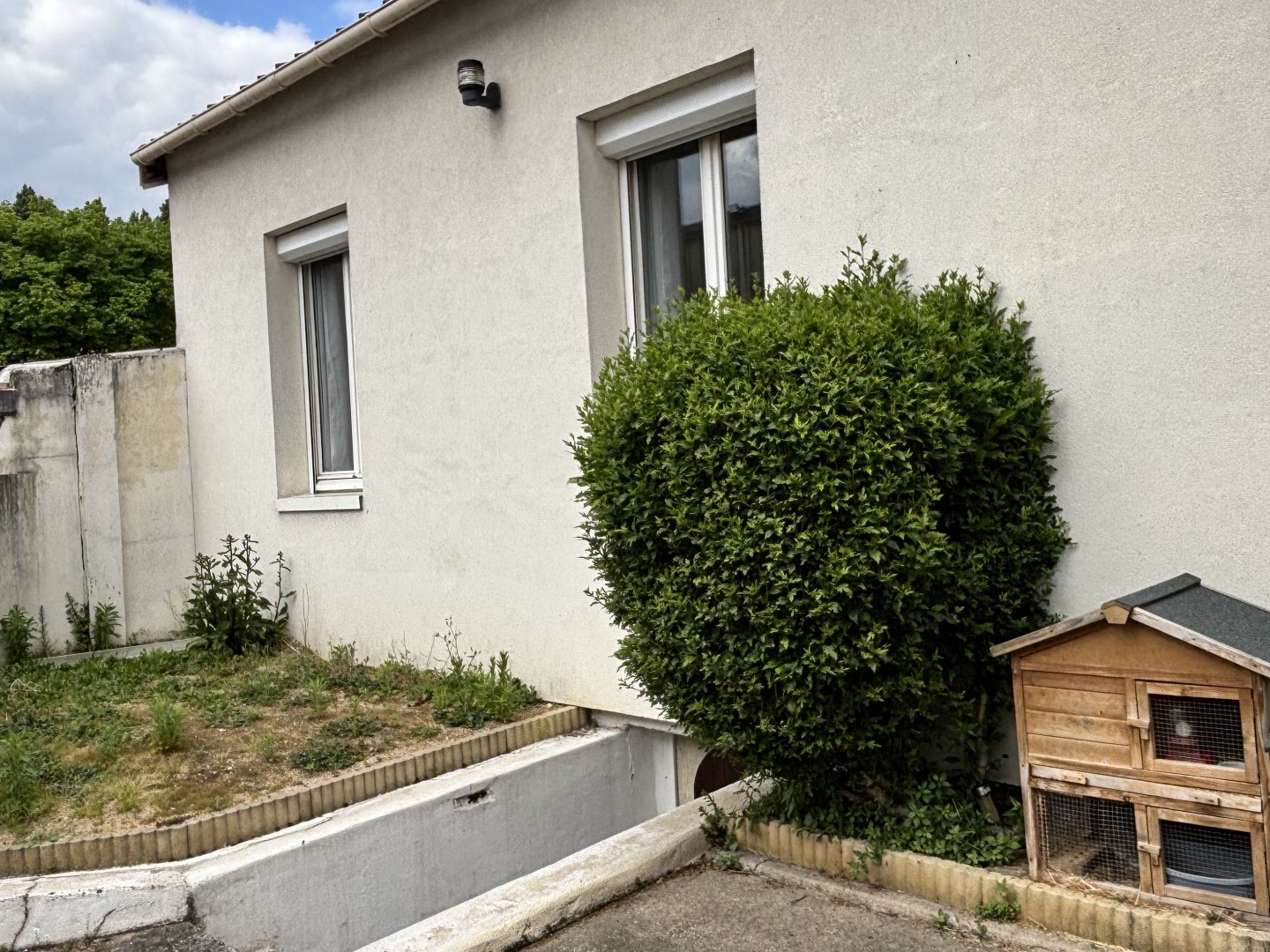 Ensemble immobilier comprenant 2 maisons individuelles de 2 pièces principales et 10 box