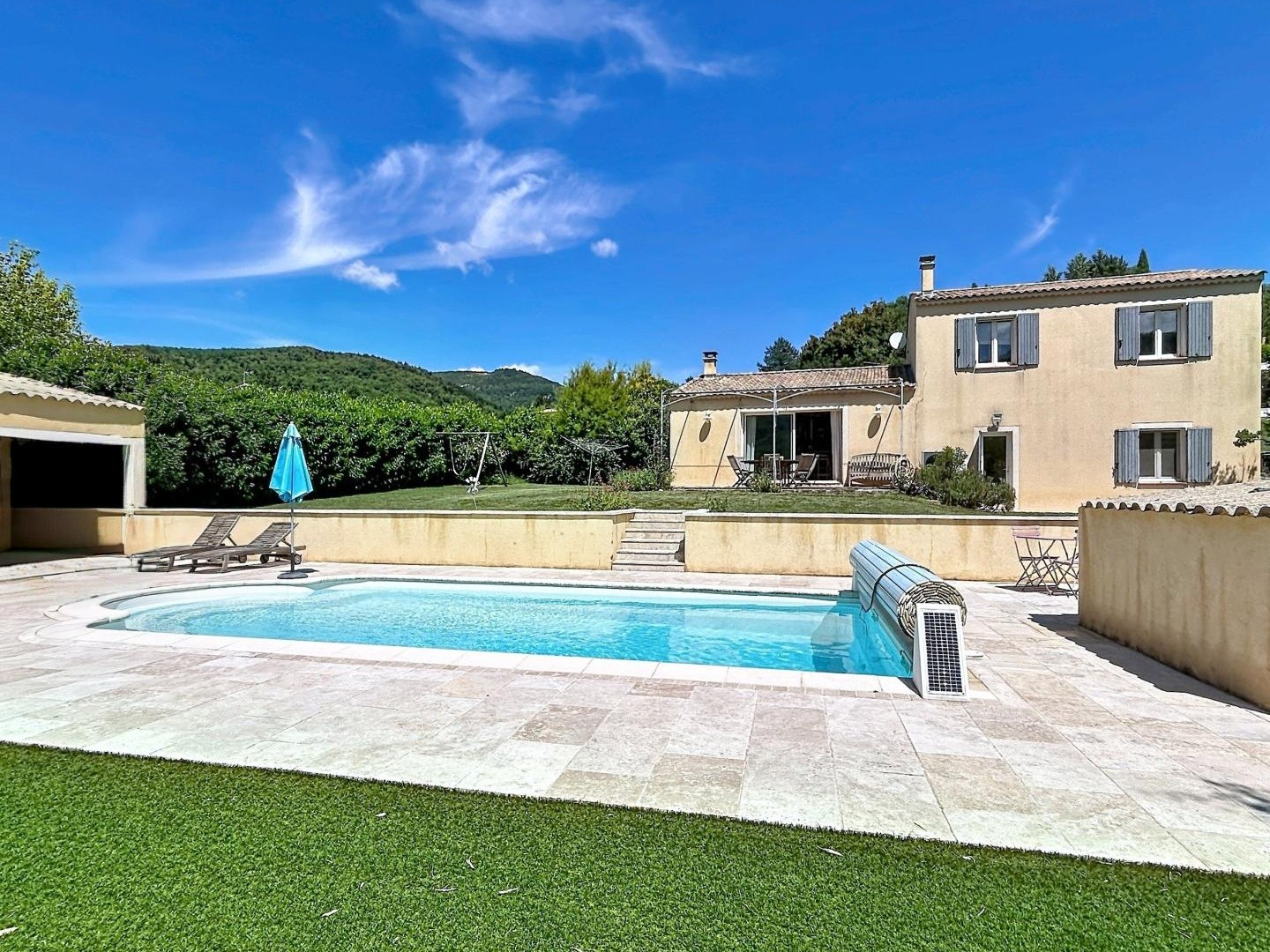 Maison 145 m² avec piscine, vue exceptionnelle et grand terrain arboré à Bevons