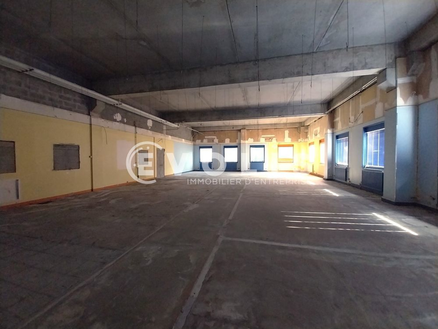Locaux à vendre - 2022m2 - Saint-Quentin-Fal... (38070)