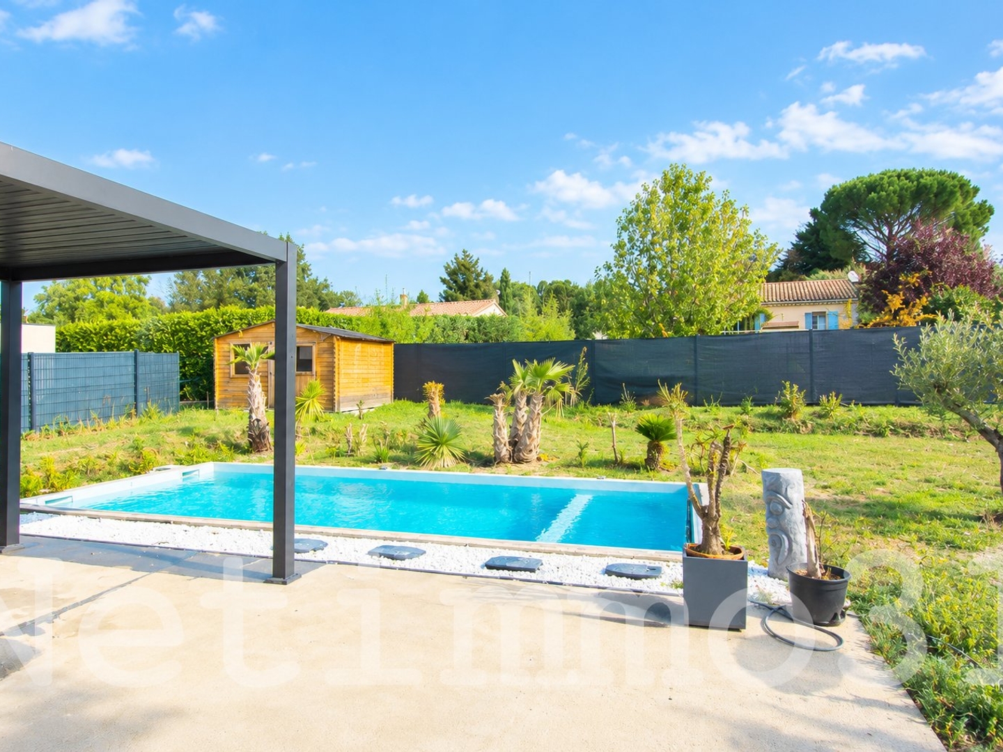 Maison contemporaine avec piscine et jardin