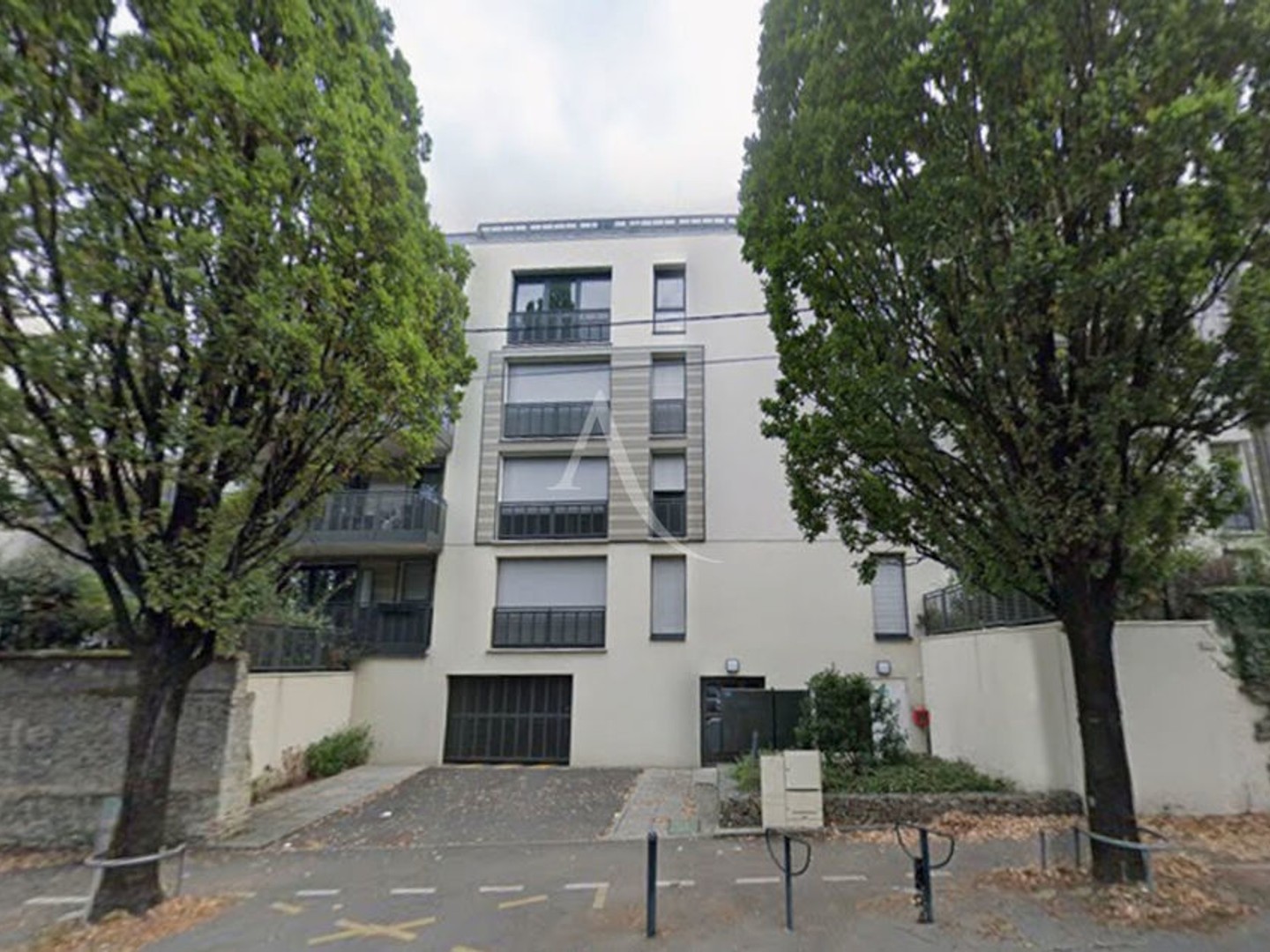 box fermé boulevard Robert Schuman 17 m2