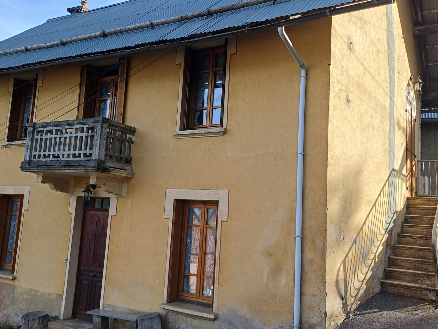 Maison à rénover 150 m2 hab sur 2 niveaux. Beau potentiel !
